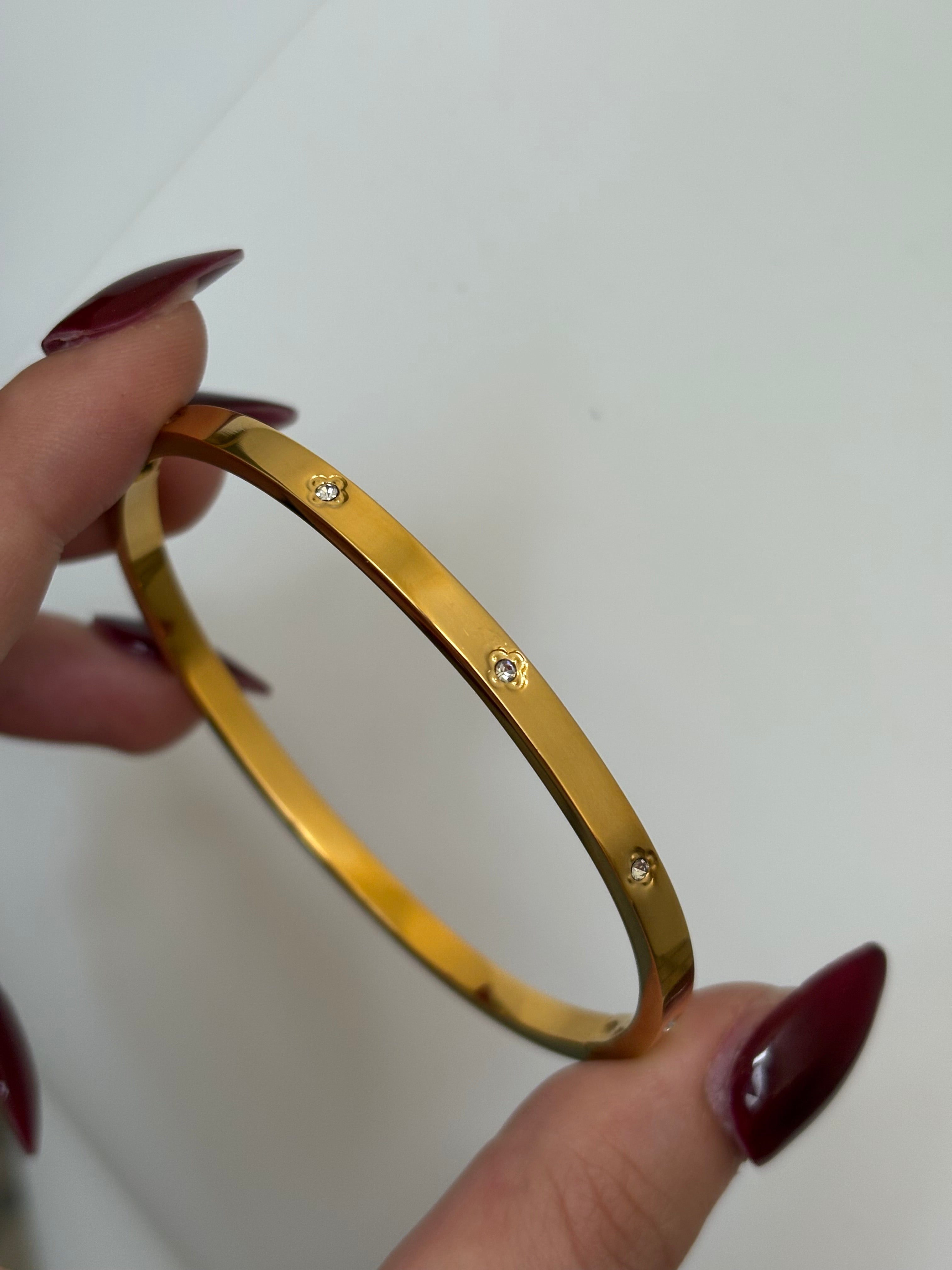 Minimal clove bracelet