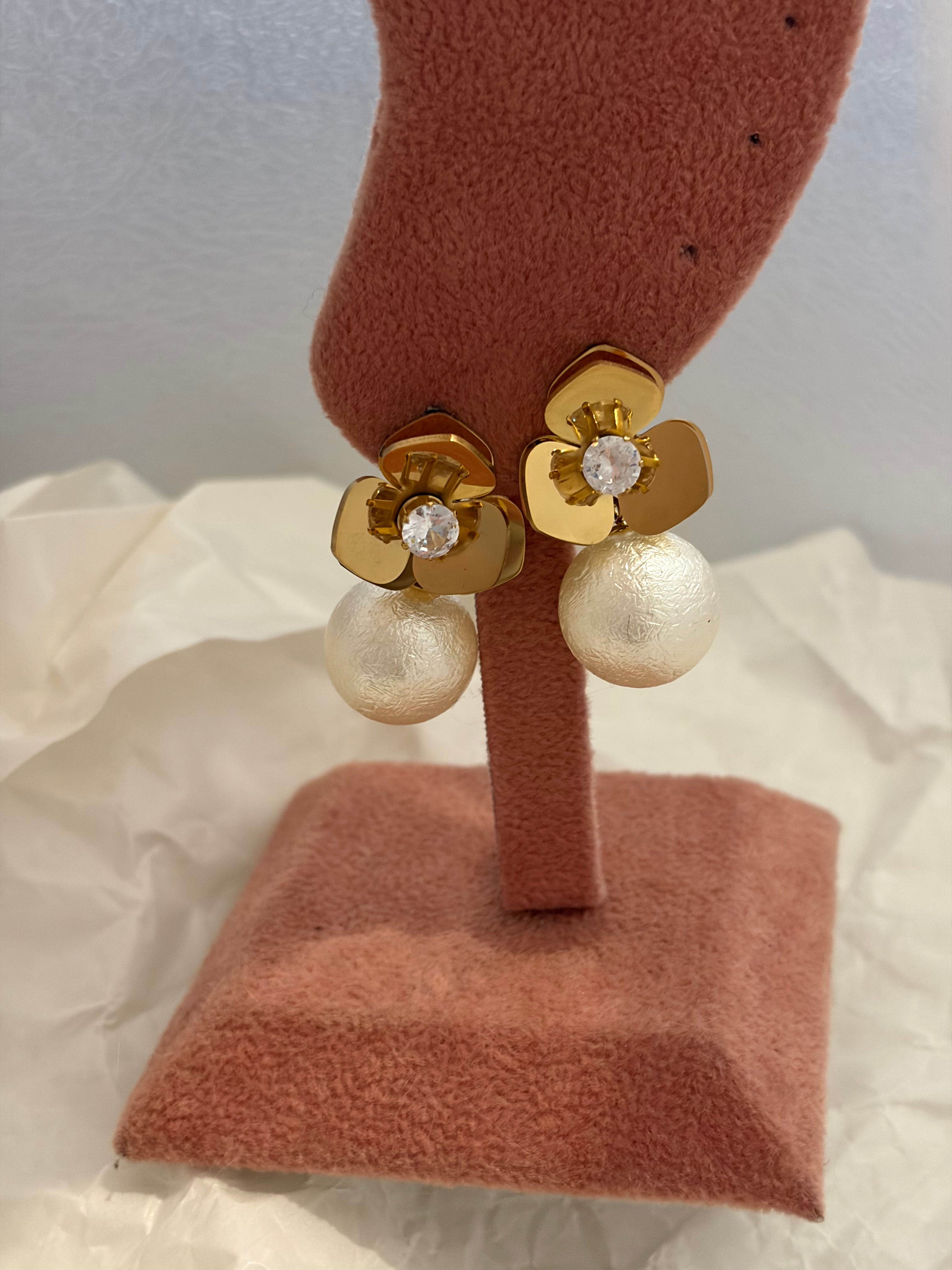 Flower pearl earring