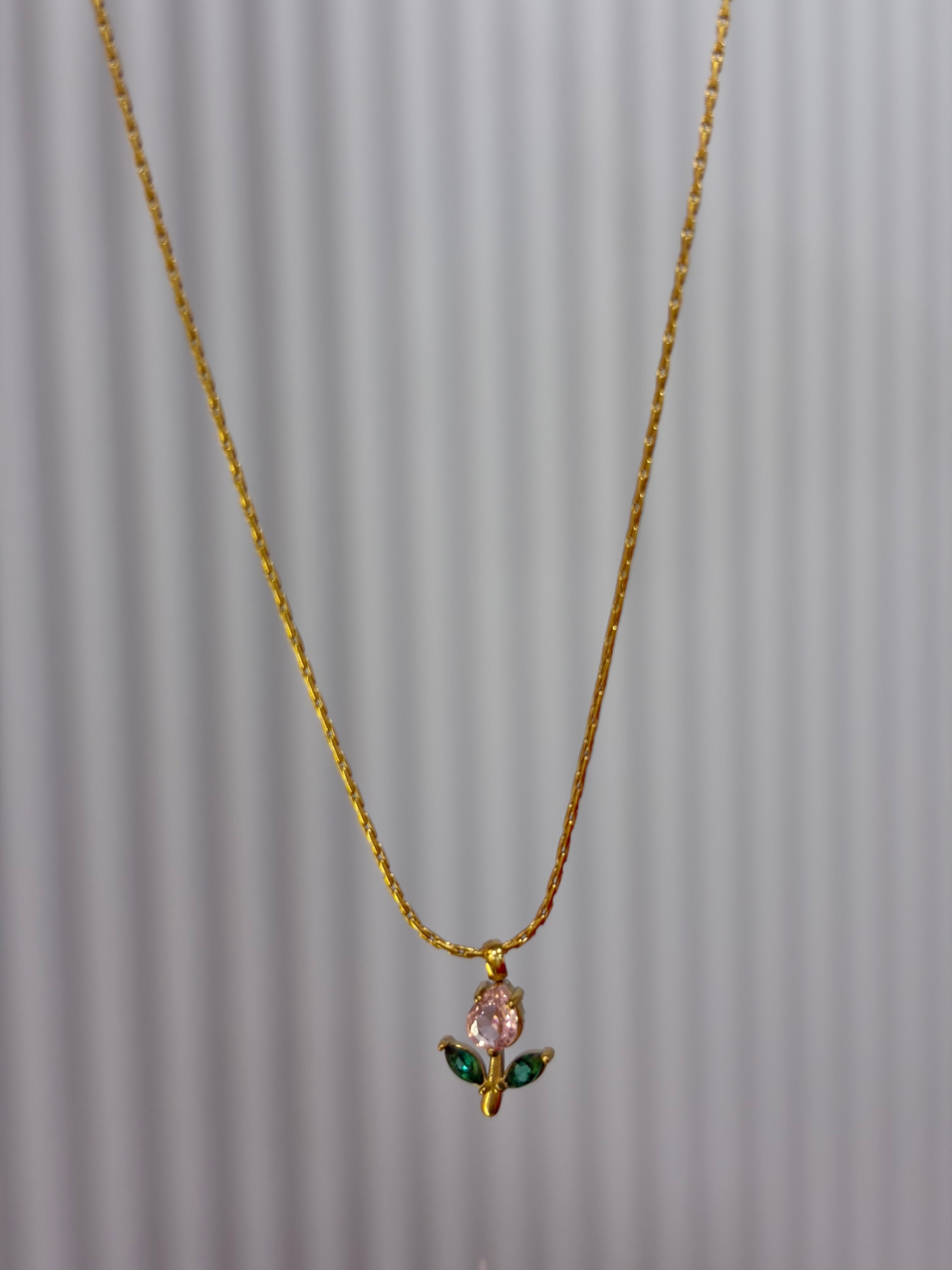 Minimal tulip necklace