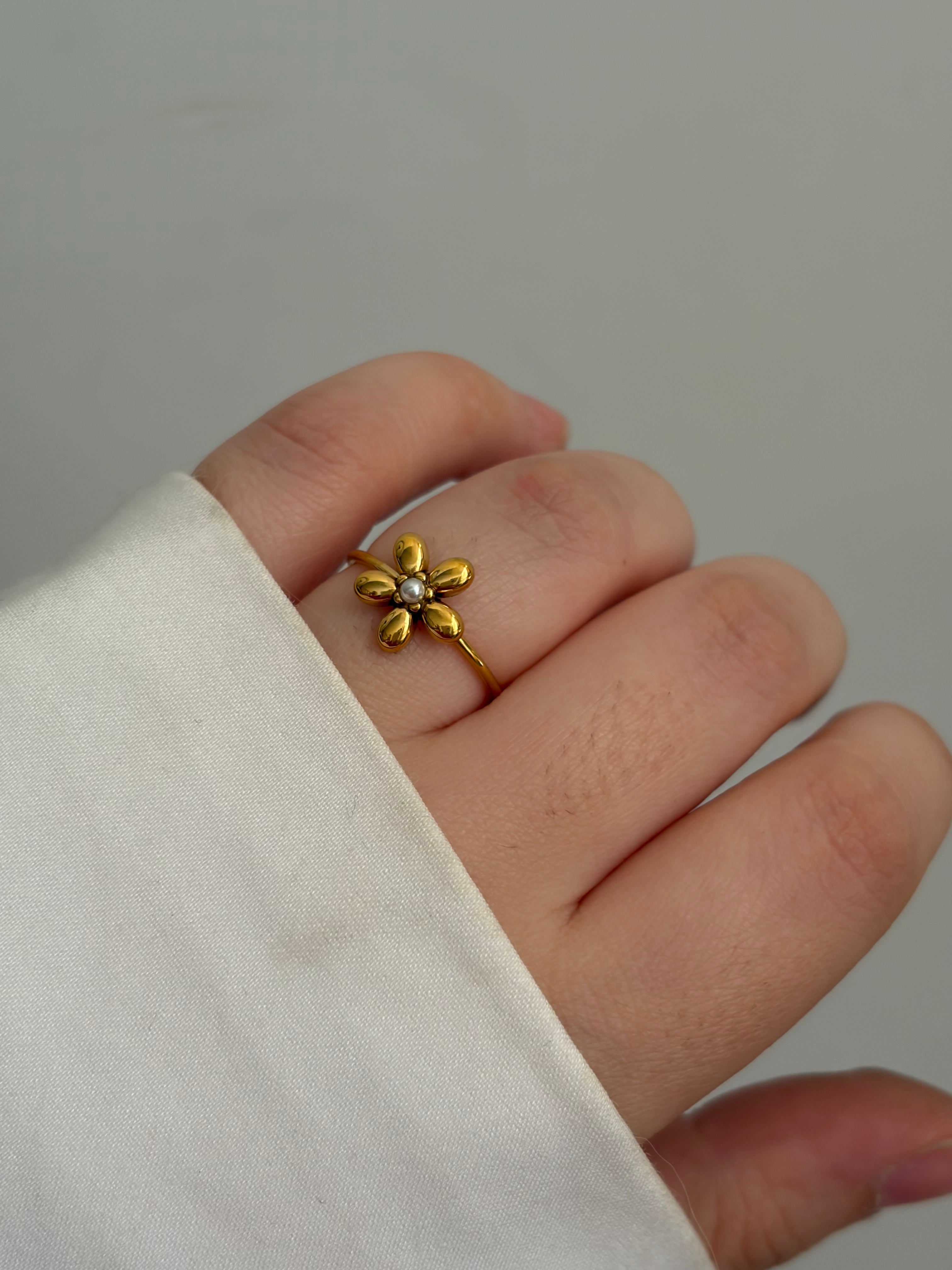 Daisie ring