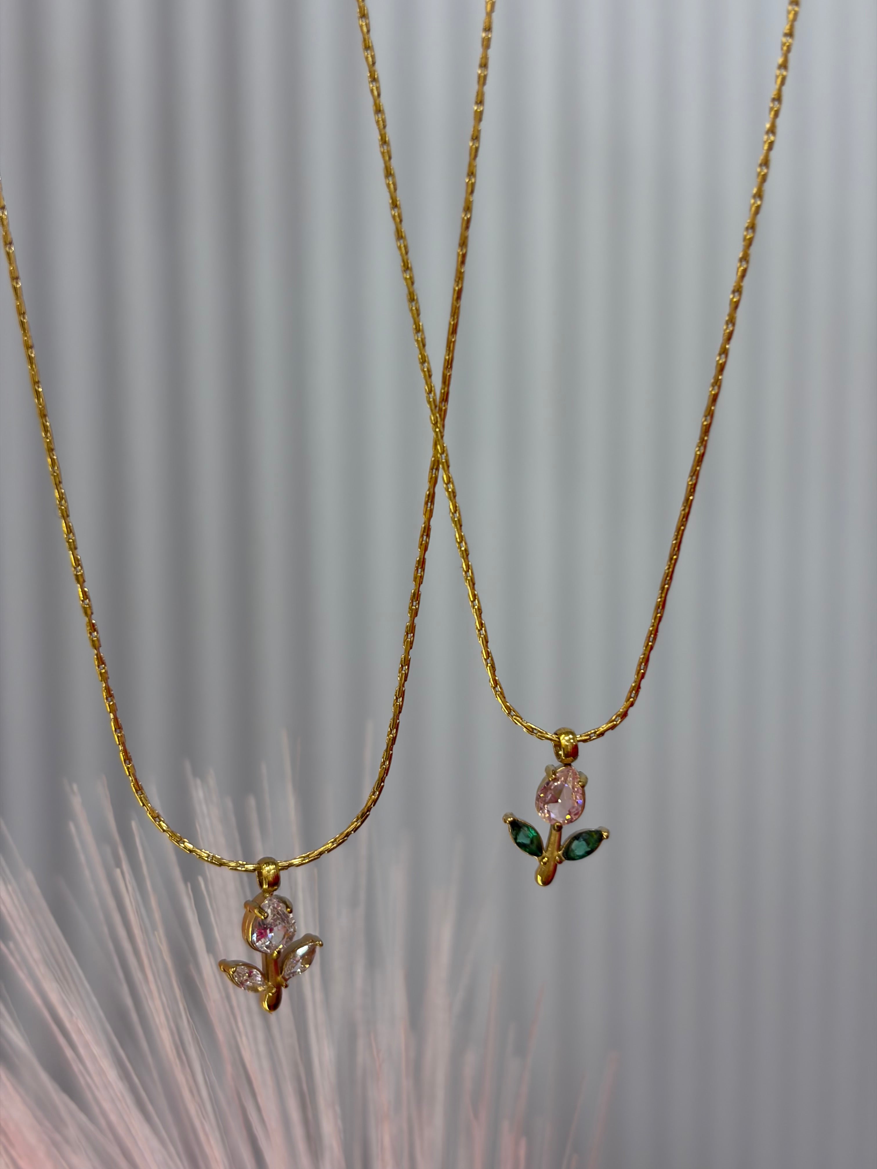 Minimal tulip necklace
