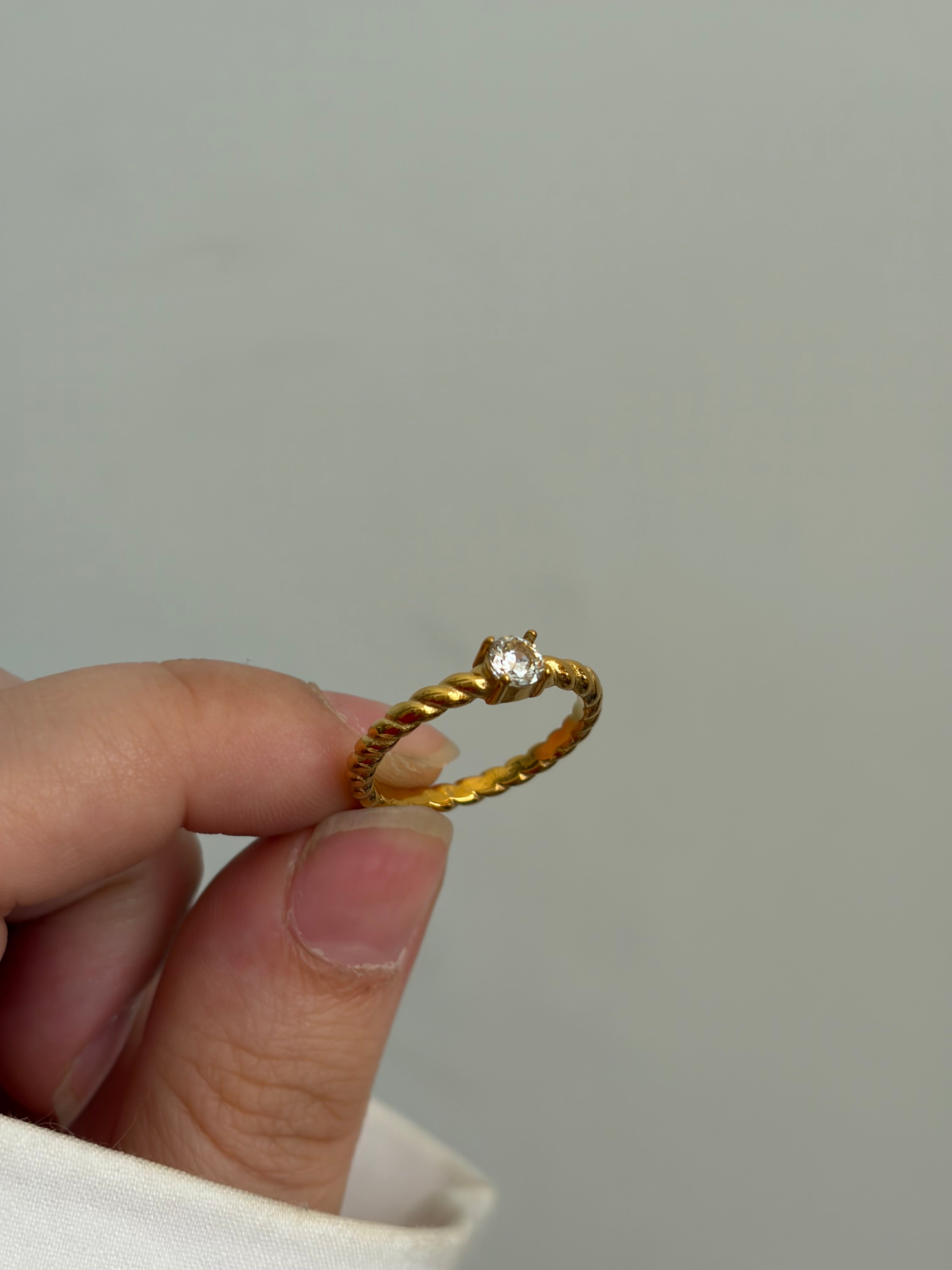 Amie ring