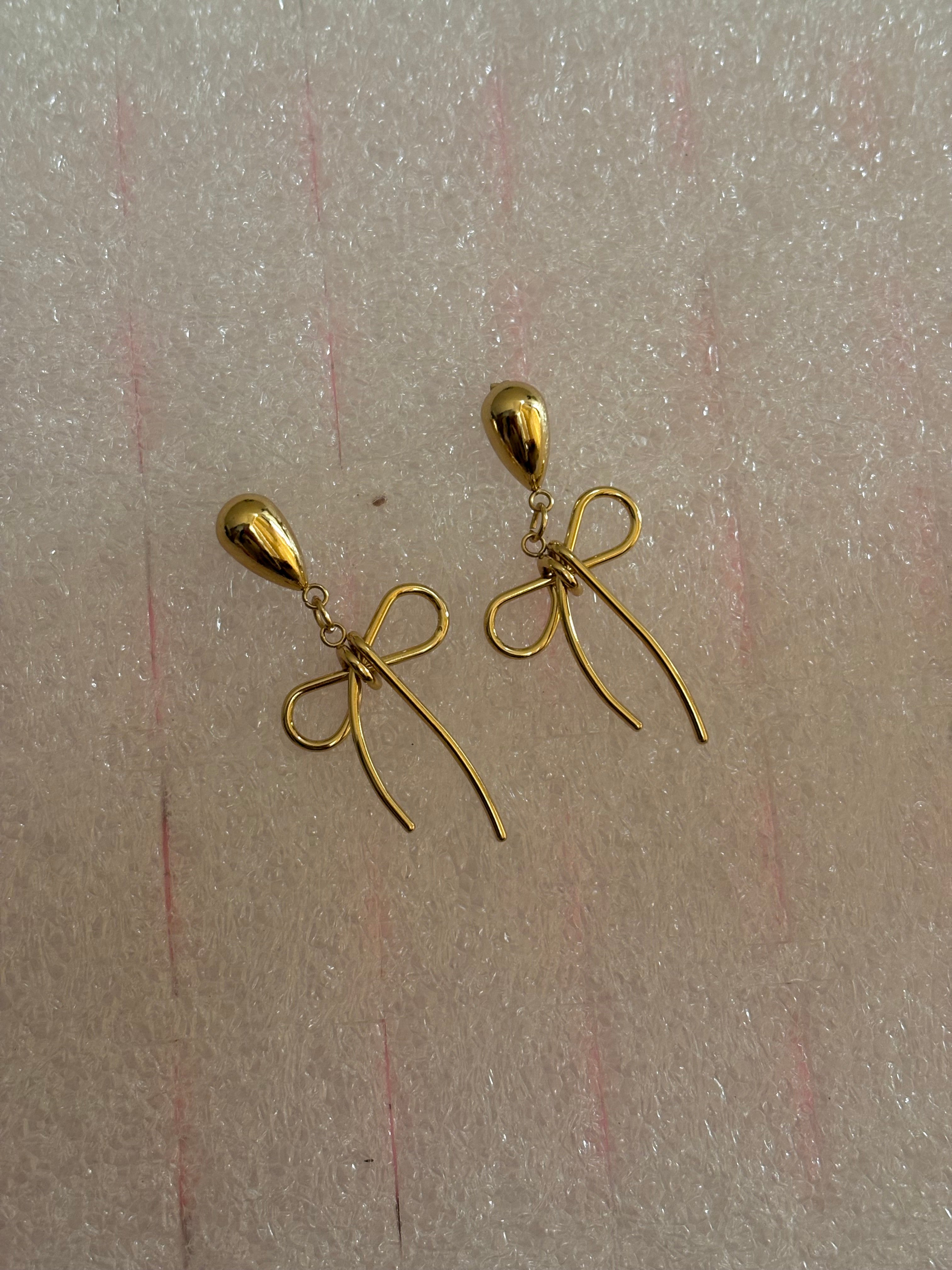 Dangling bow earring