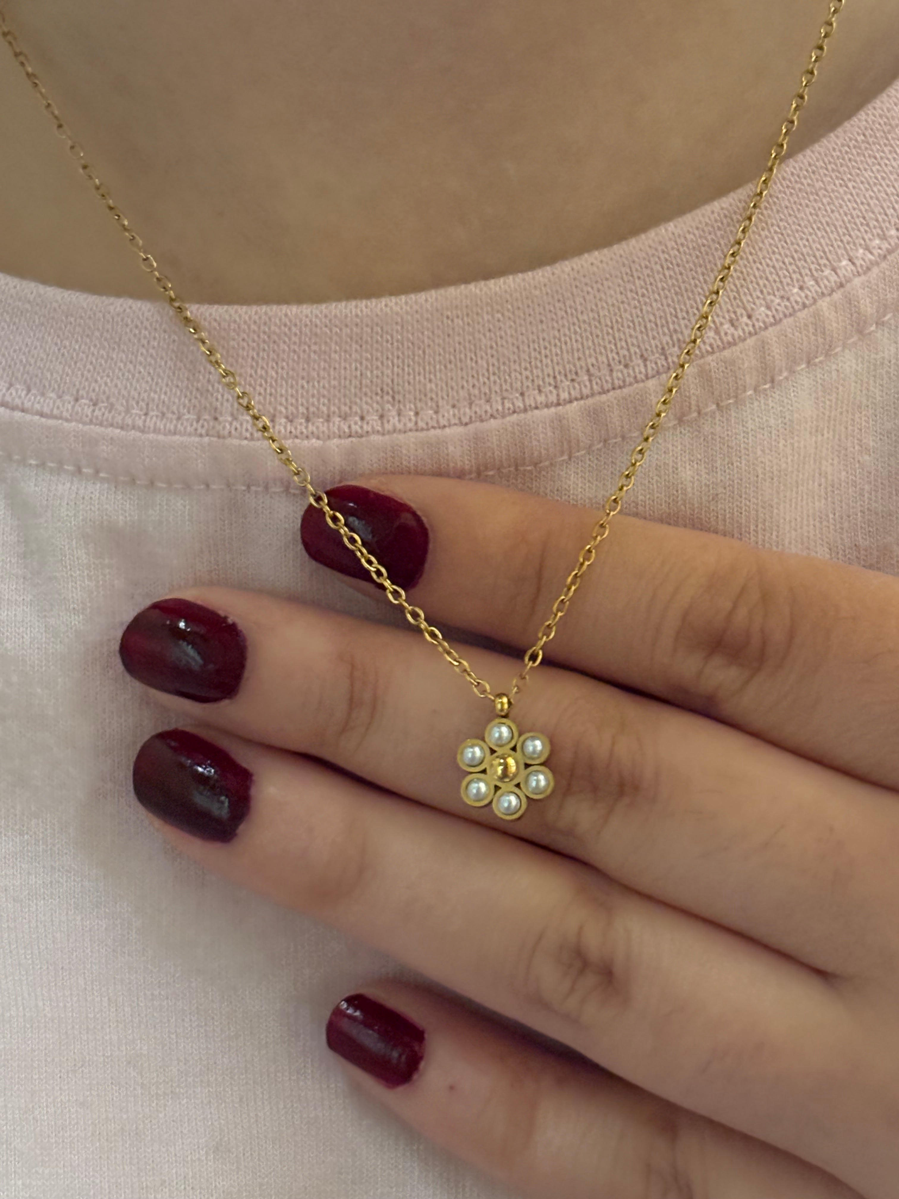 Dainty daisy necklace