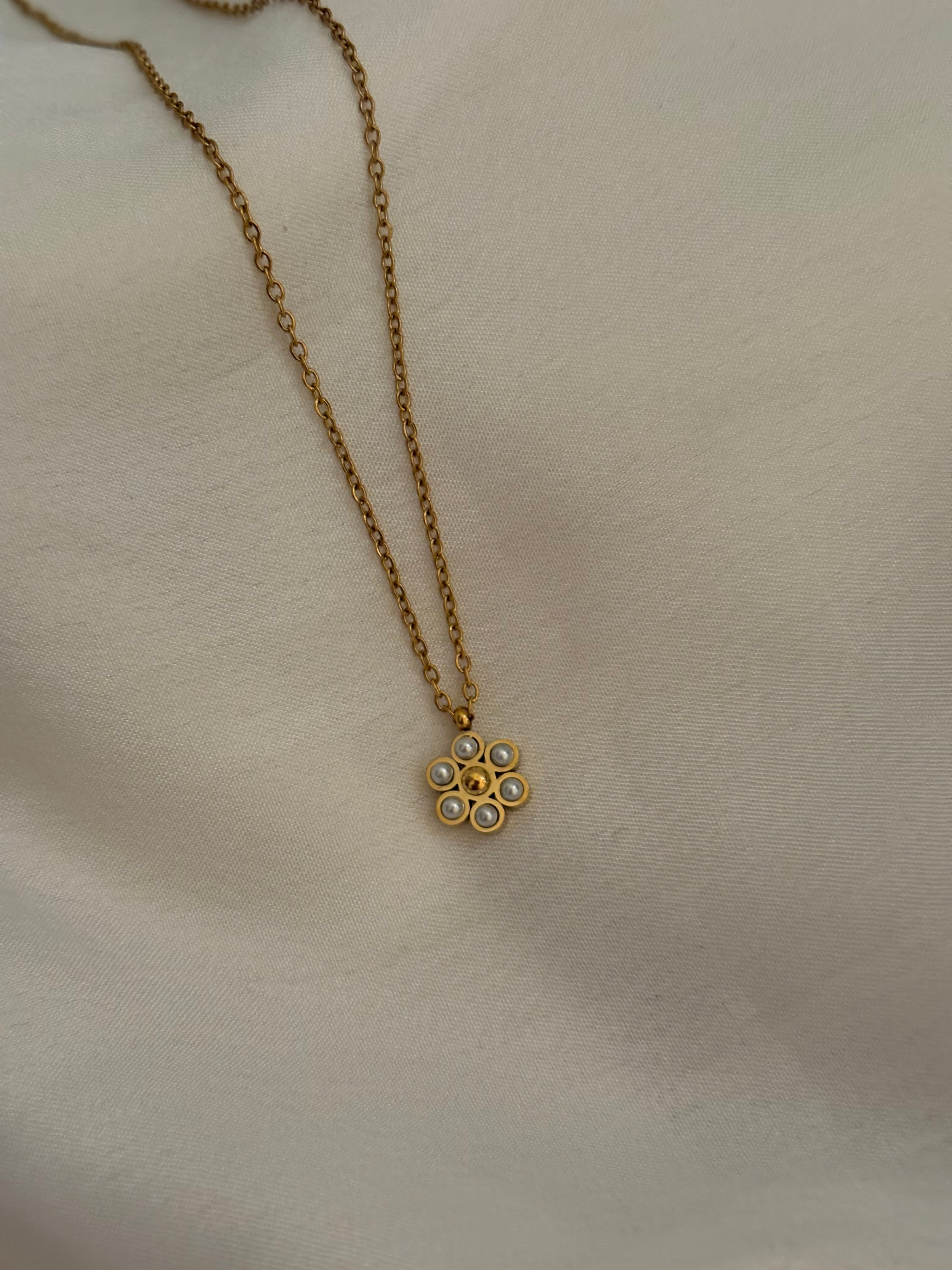 Dainty daisy necklace