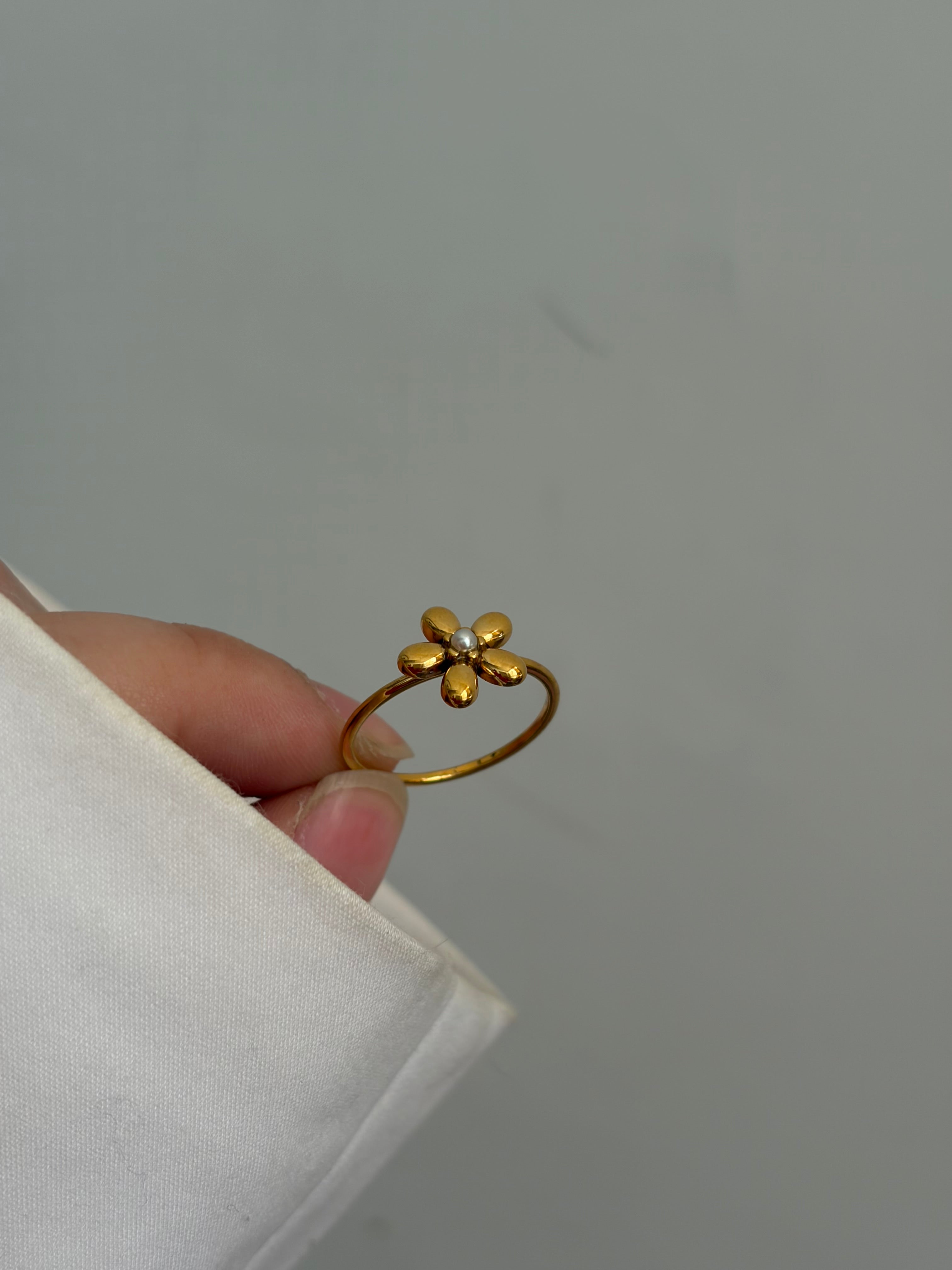 Daisie ring