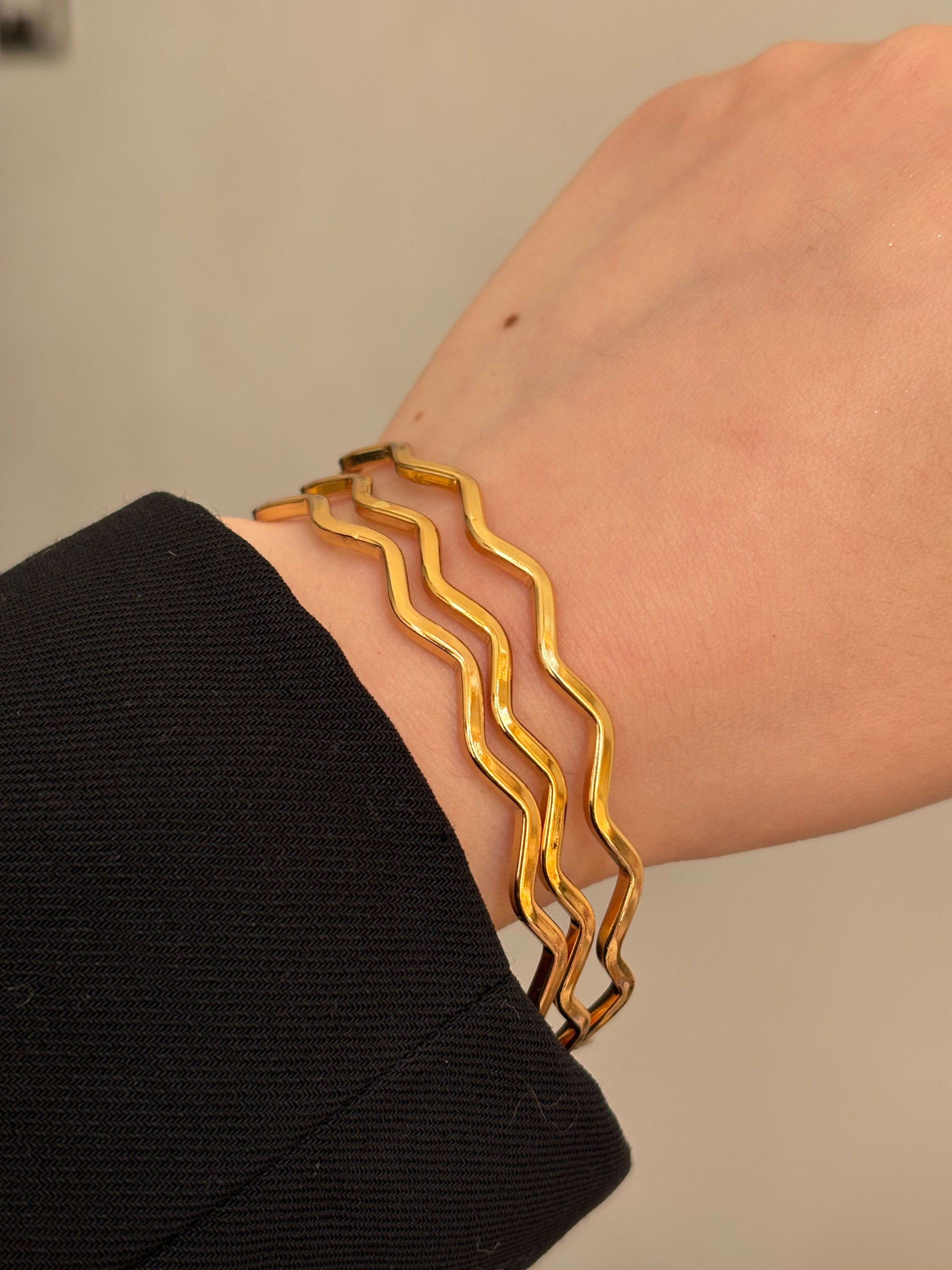 Wavy bangles