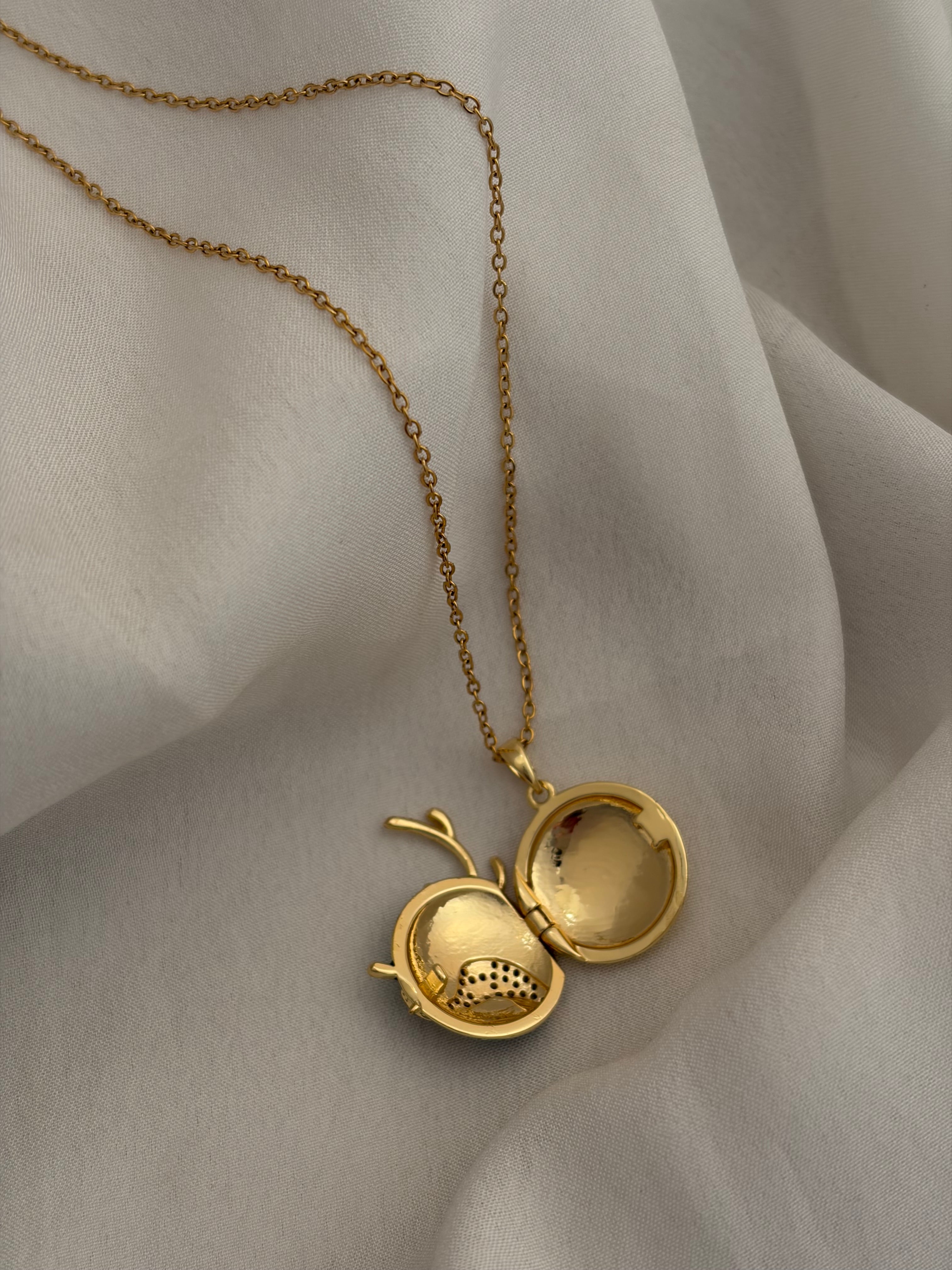 Deer openable necklace