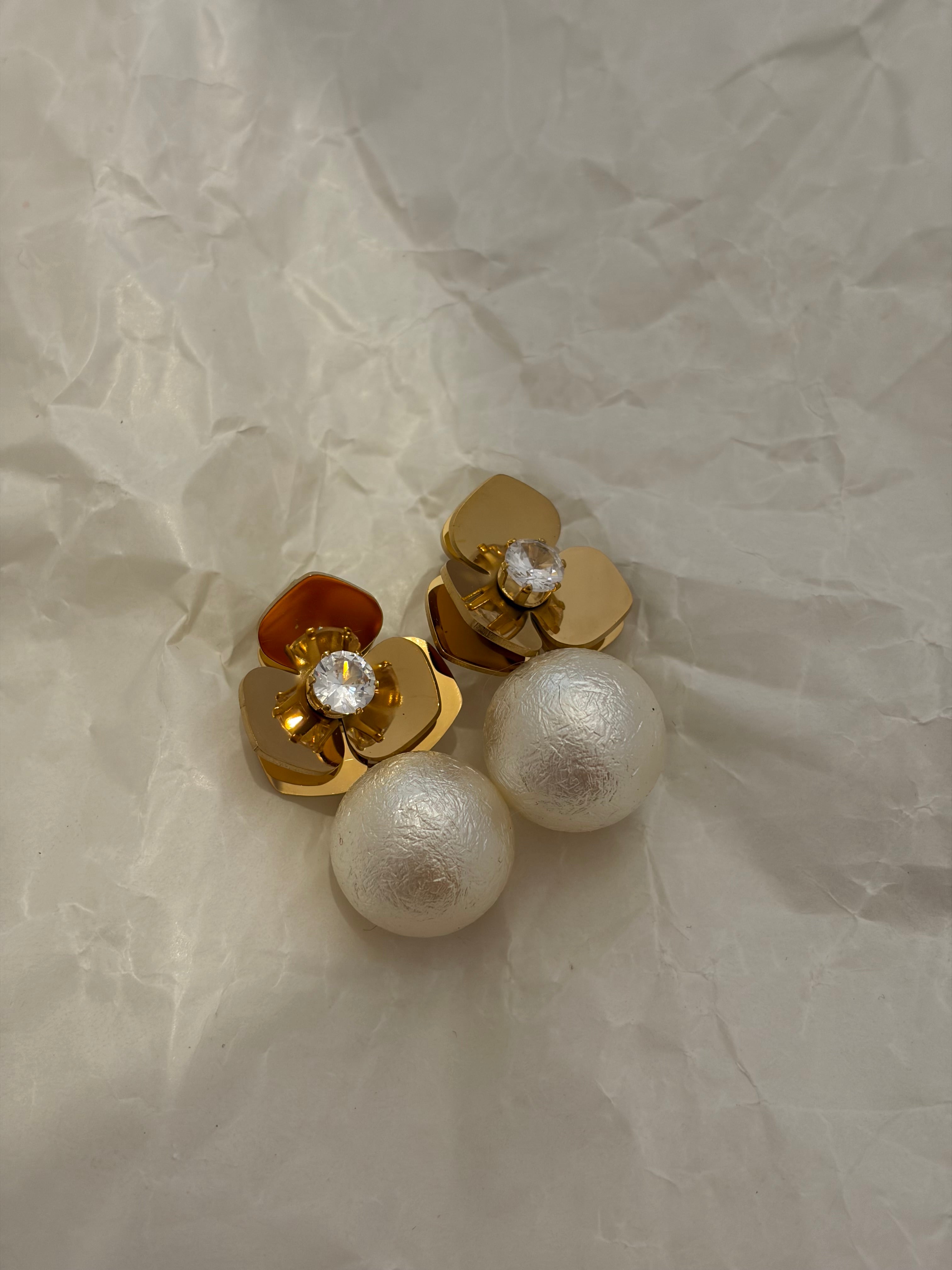 Flower pearl earring