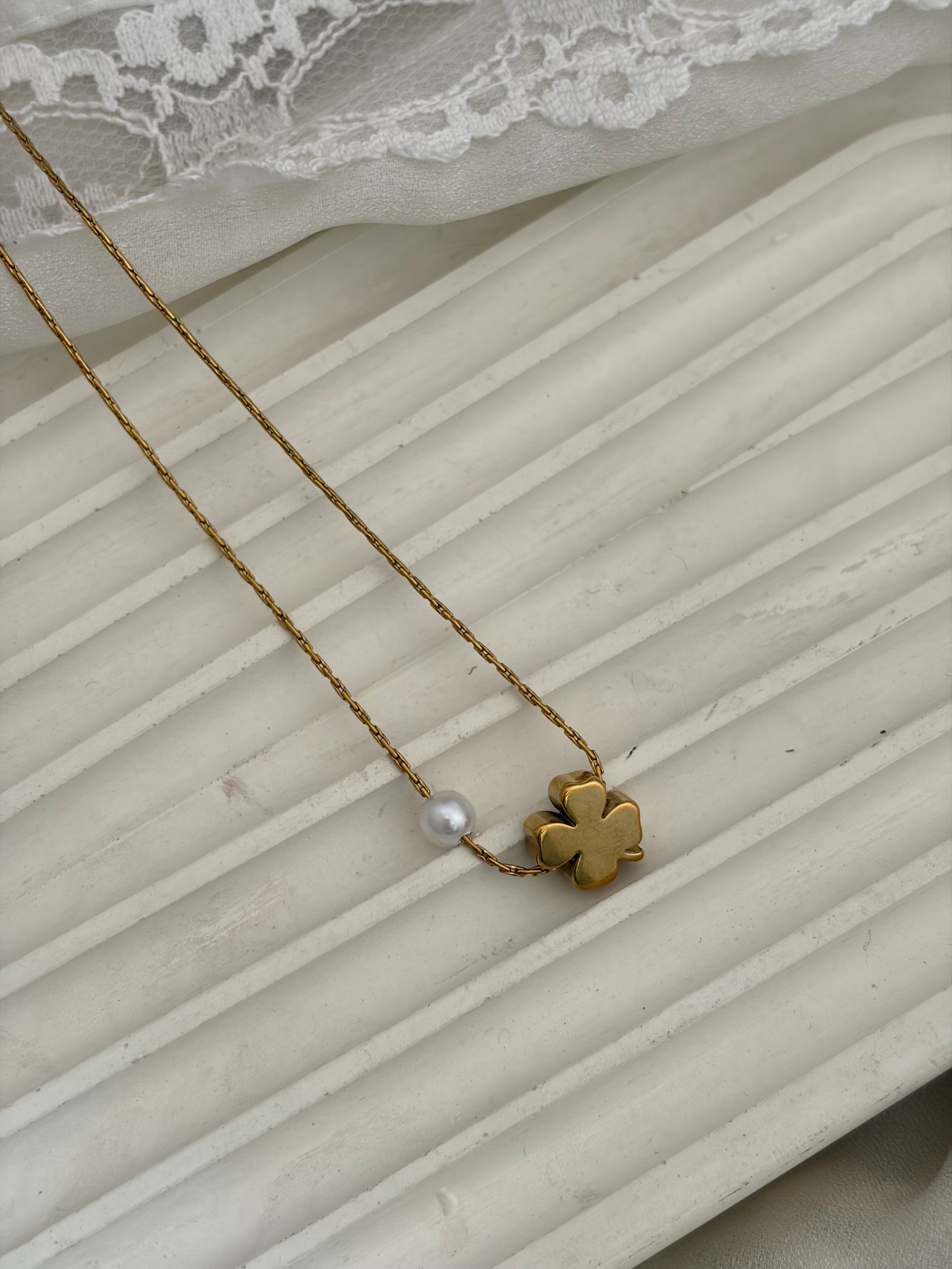 Clover pearl necklace