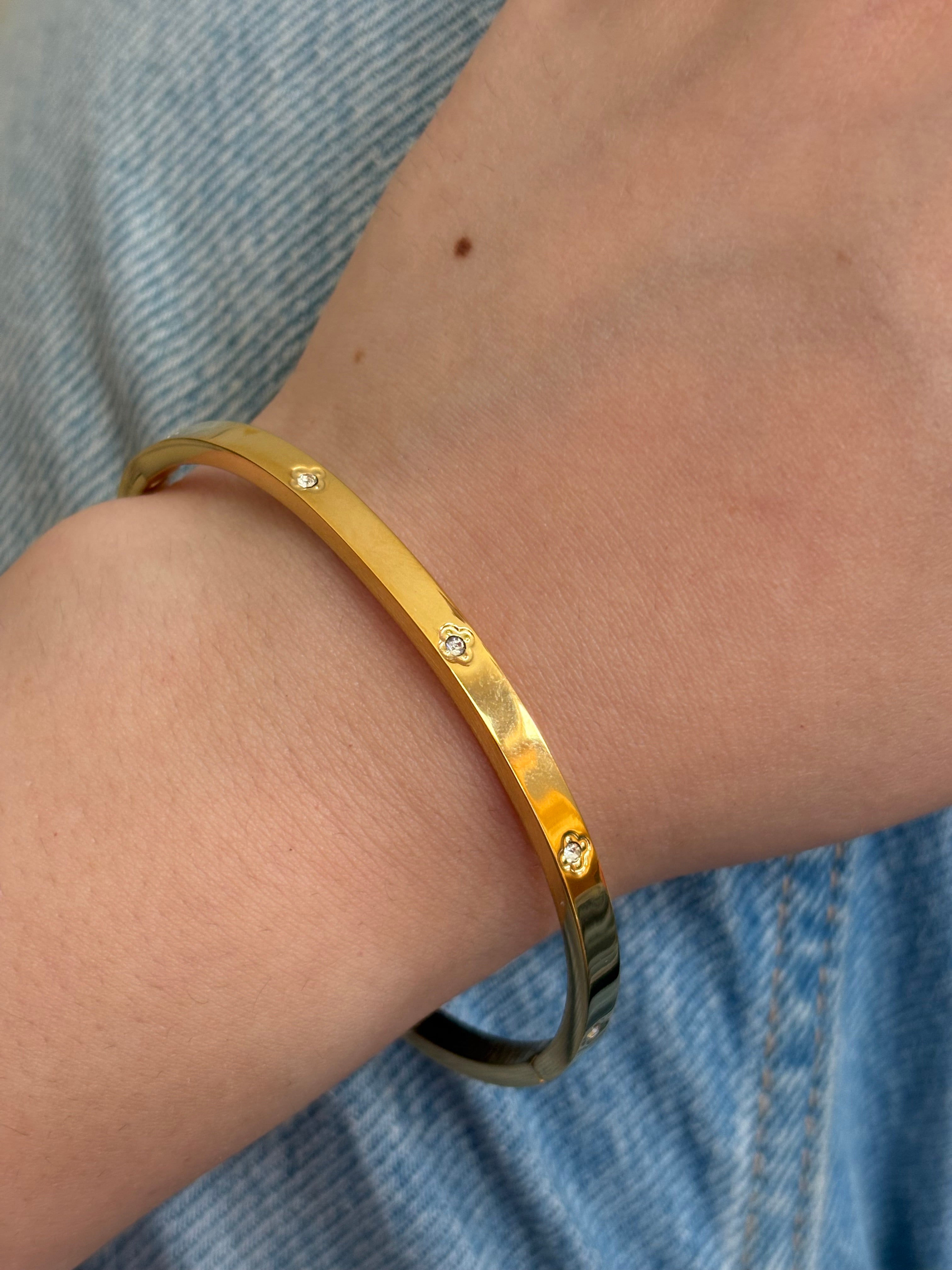 Minimal clove bracelet