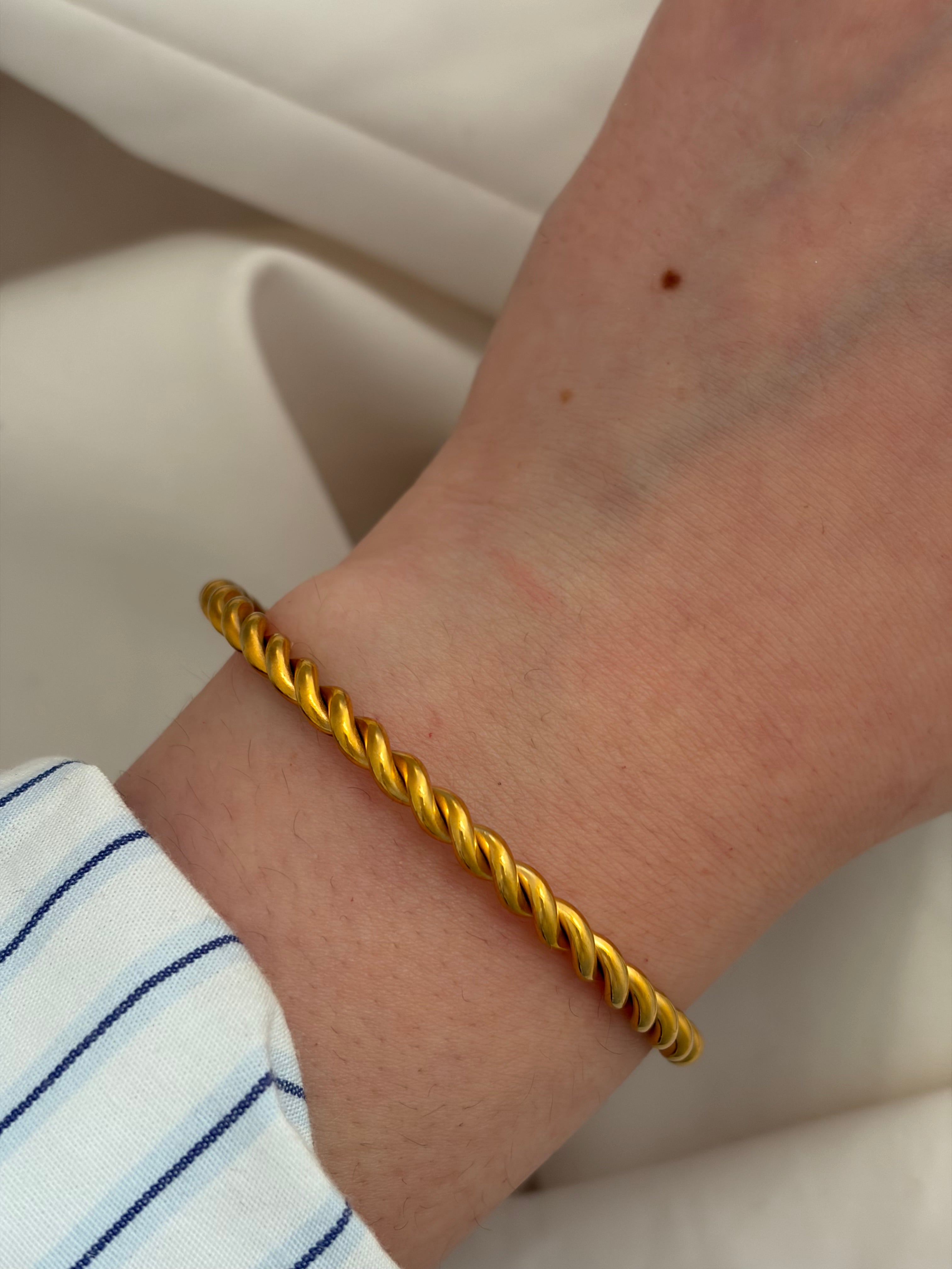 Swirl cuff