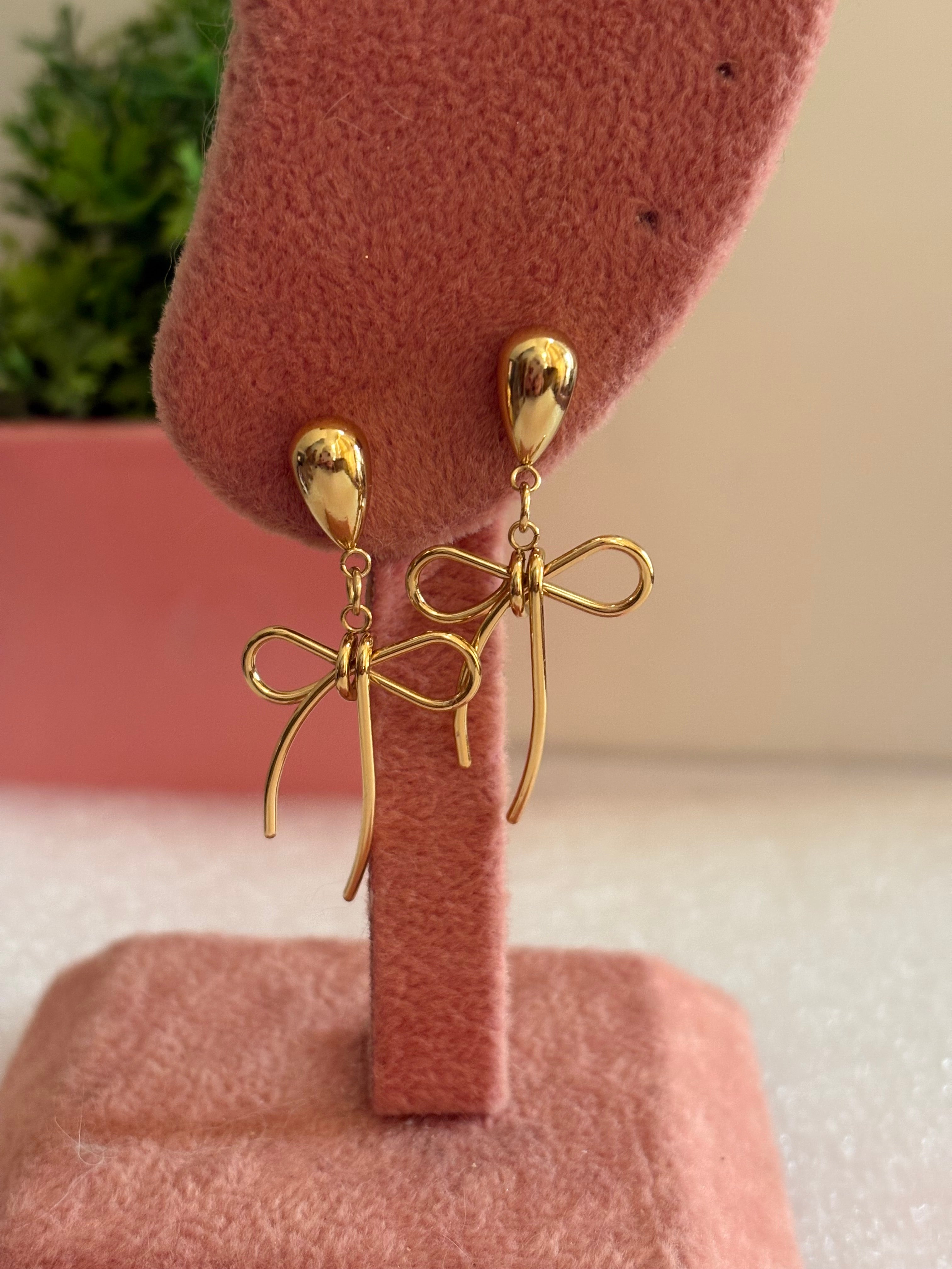 Dangling bow earring