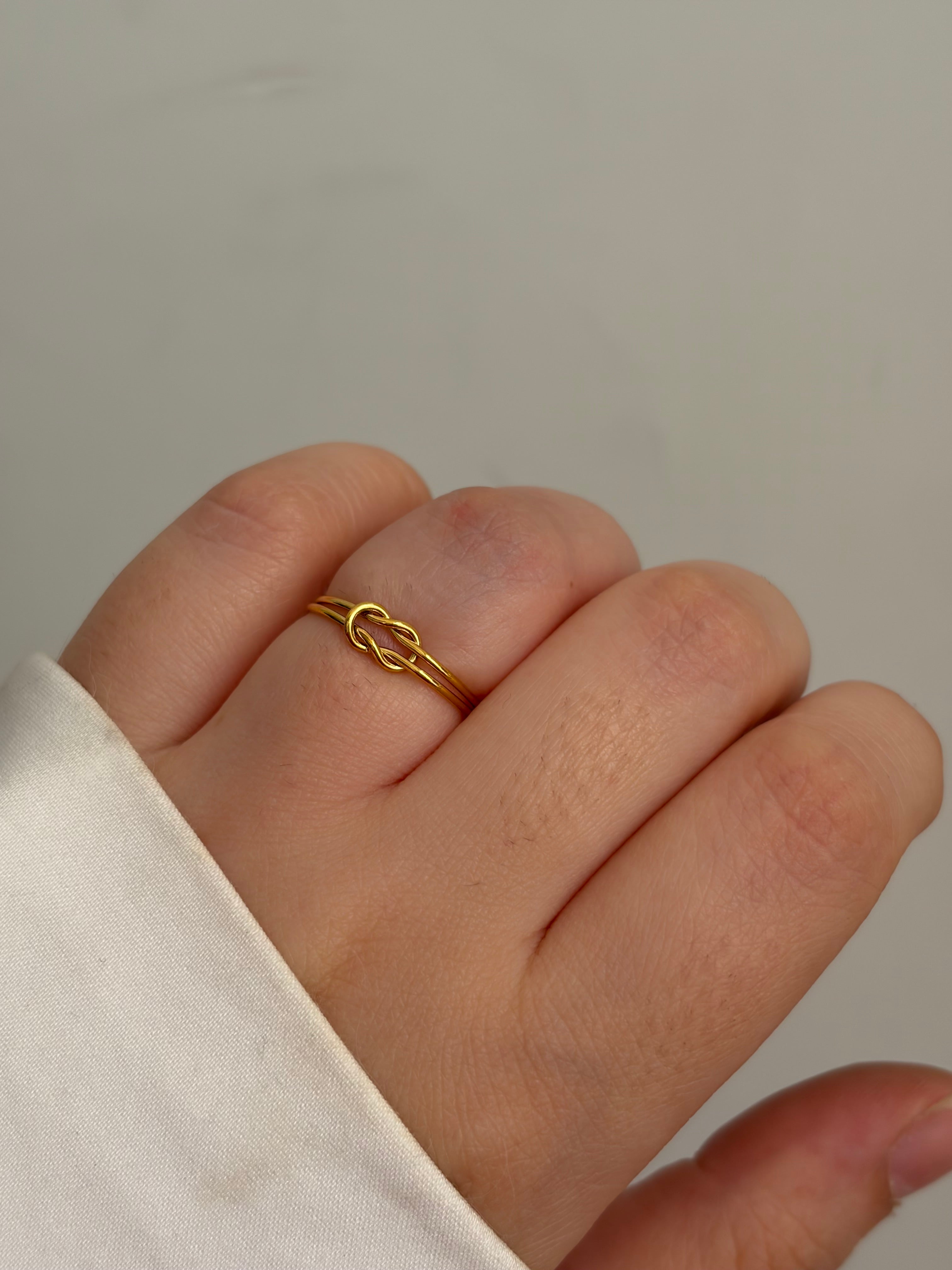 Double knot ring