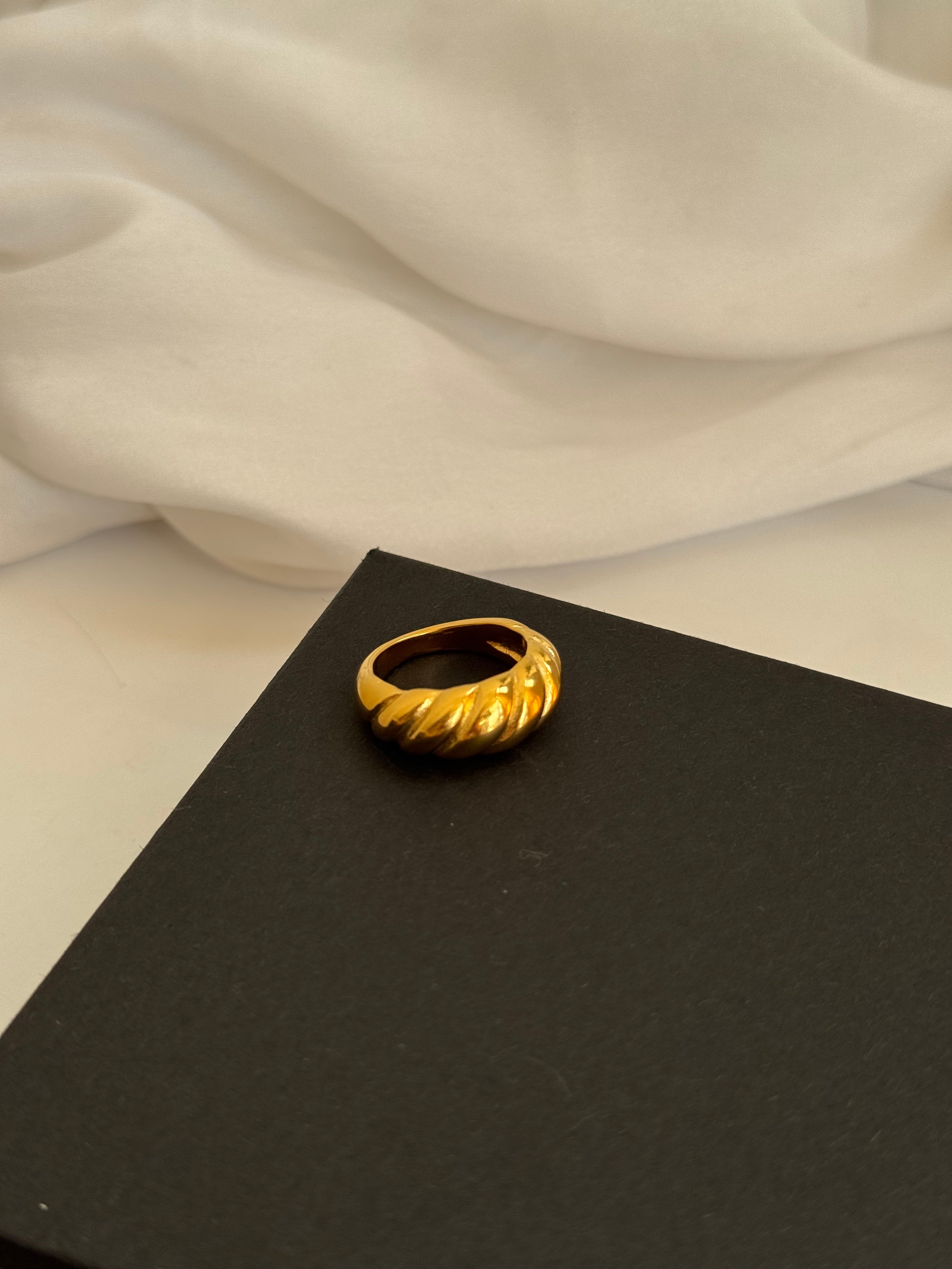 Crossiant ring