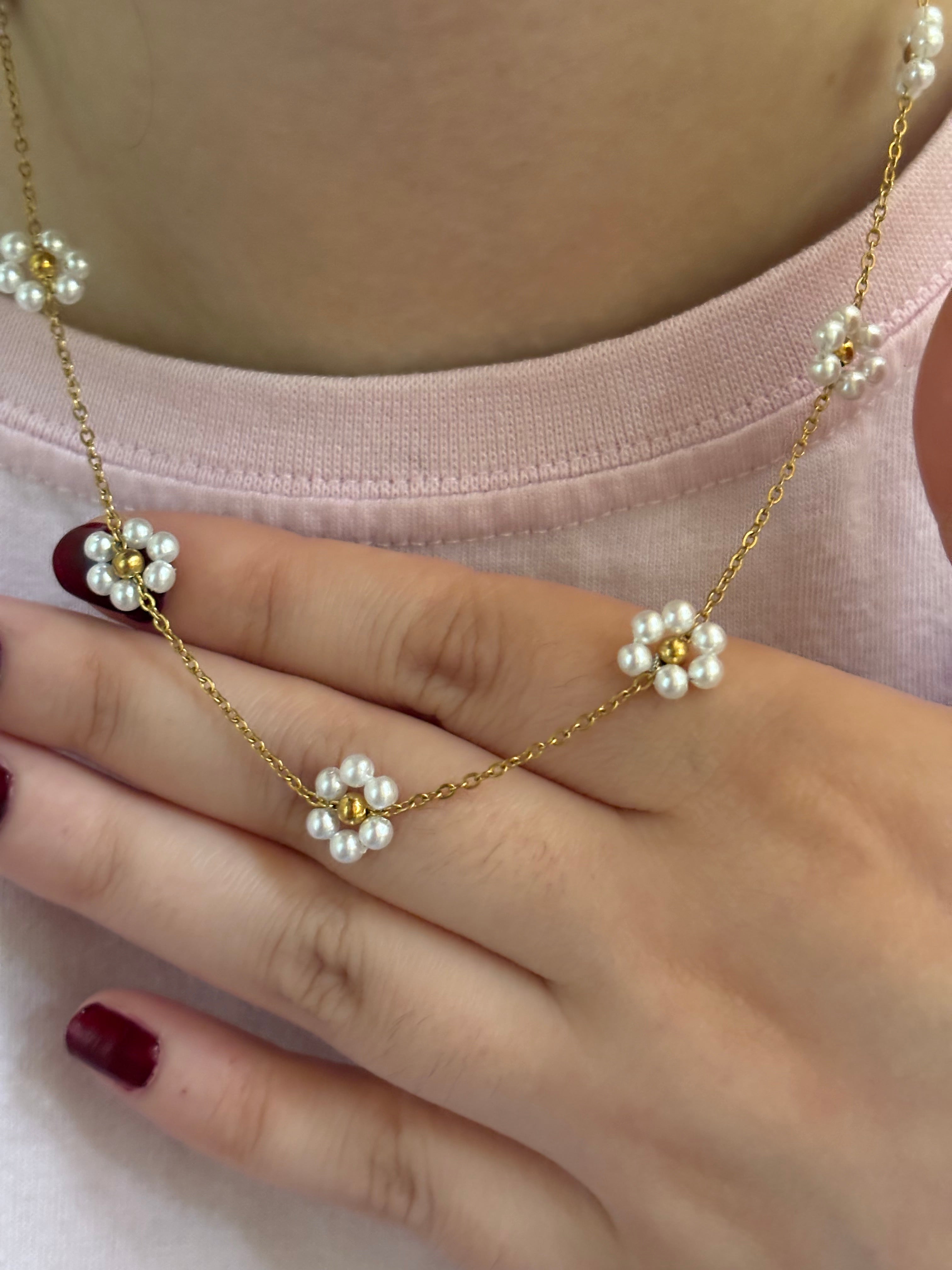 Daisy pearl necklace