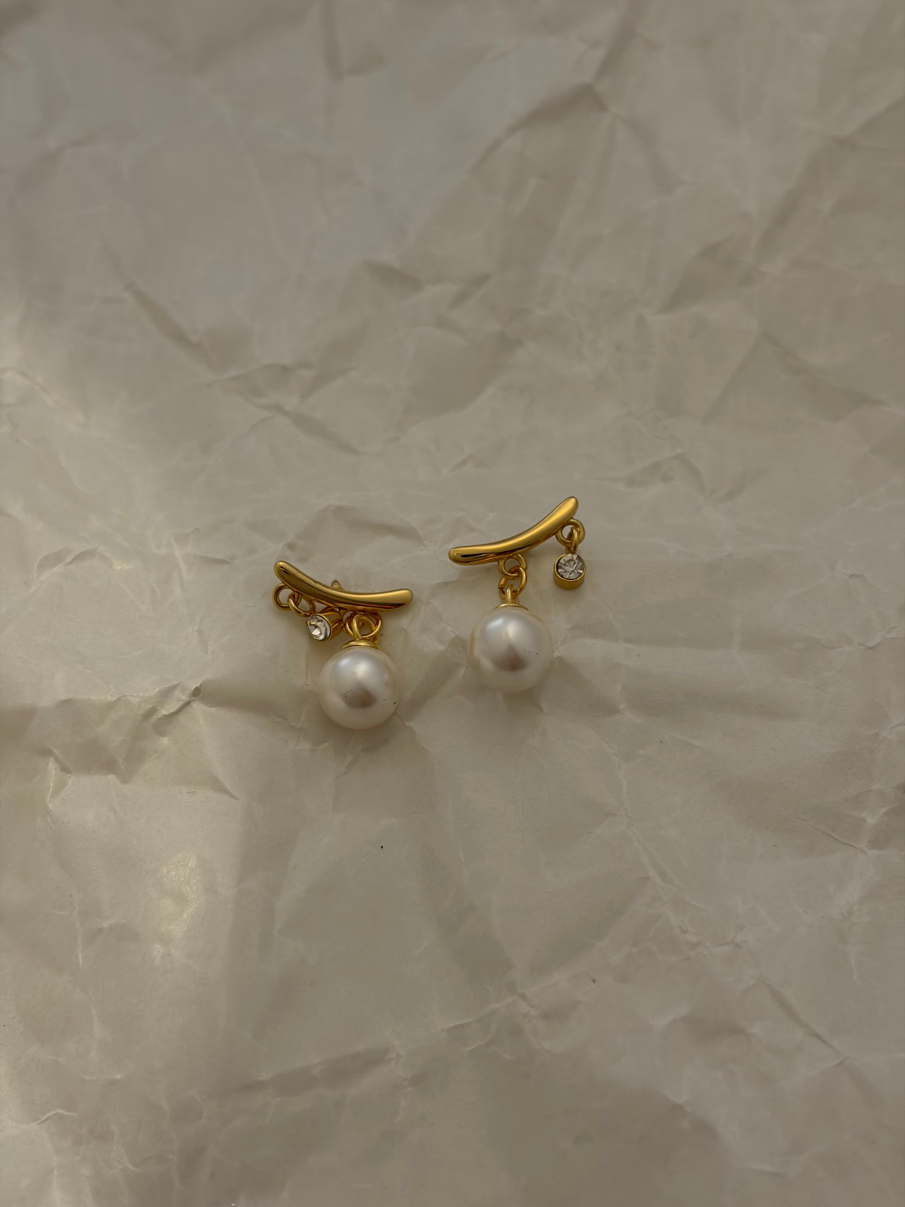 Dainty pearl earring