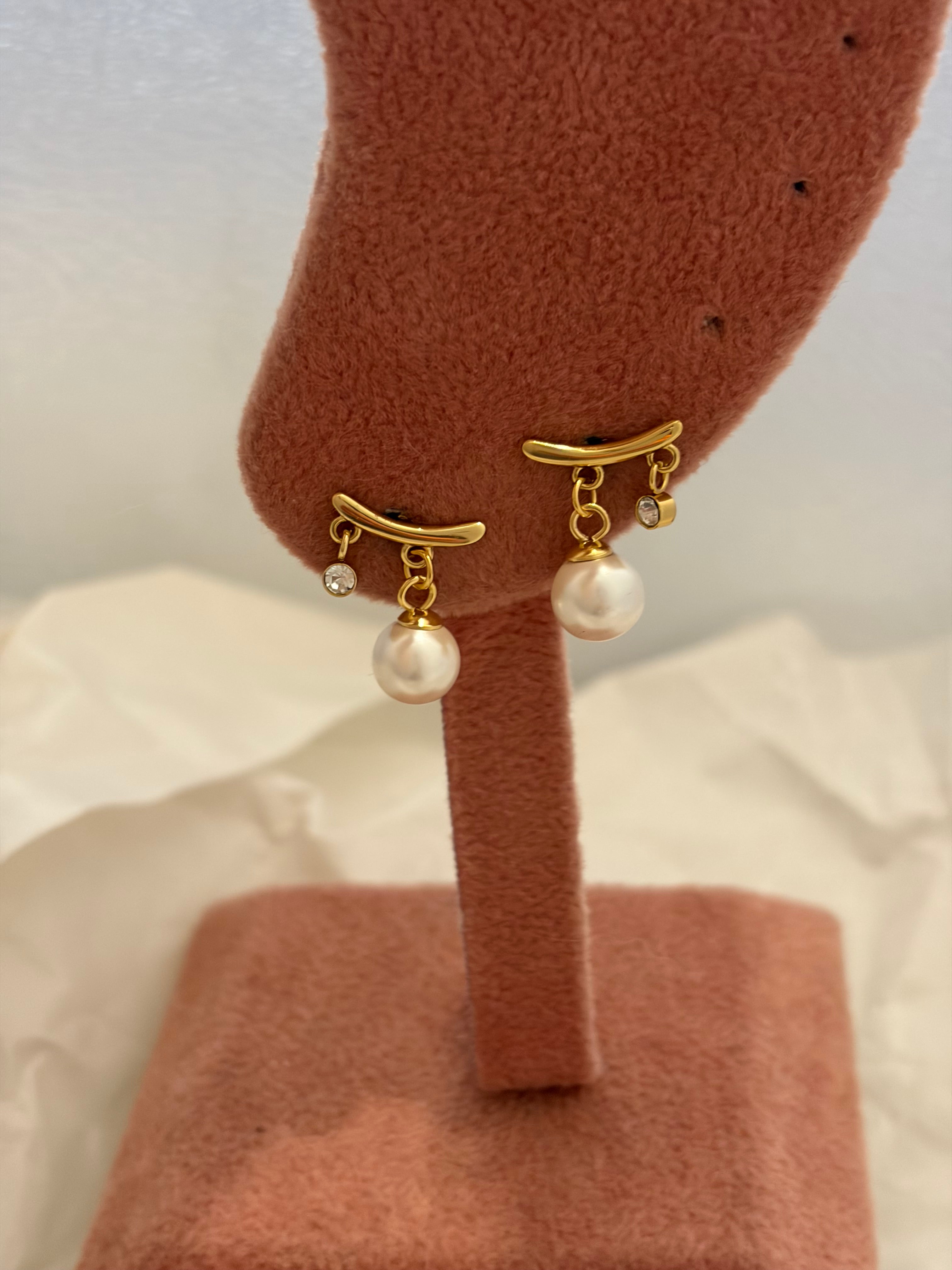 Dainty pearl earring