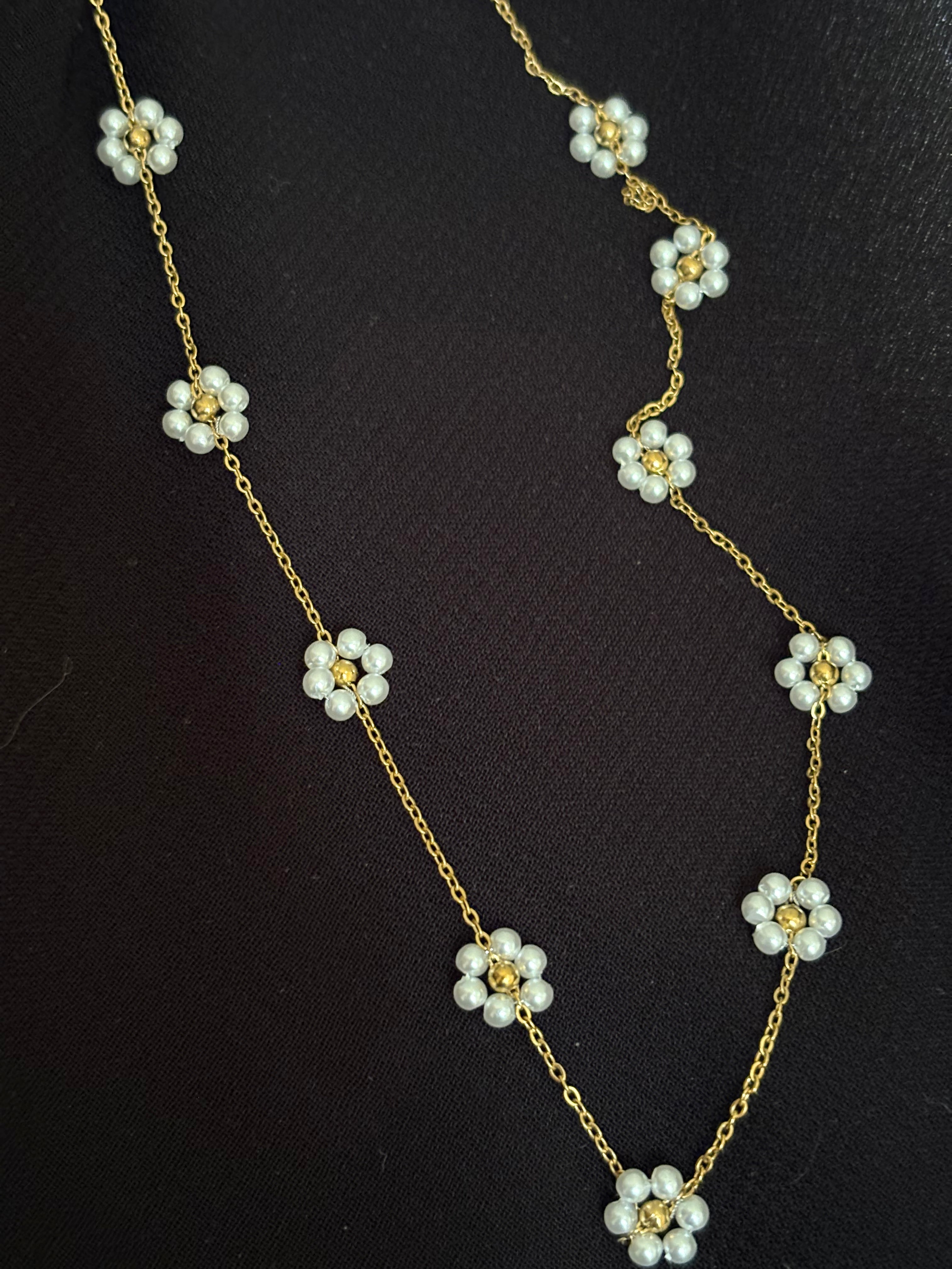 Daisy pearl necklace