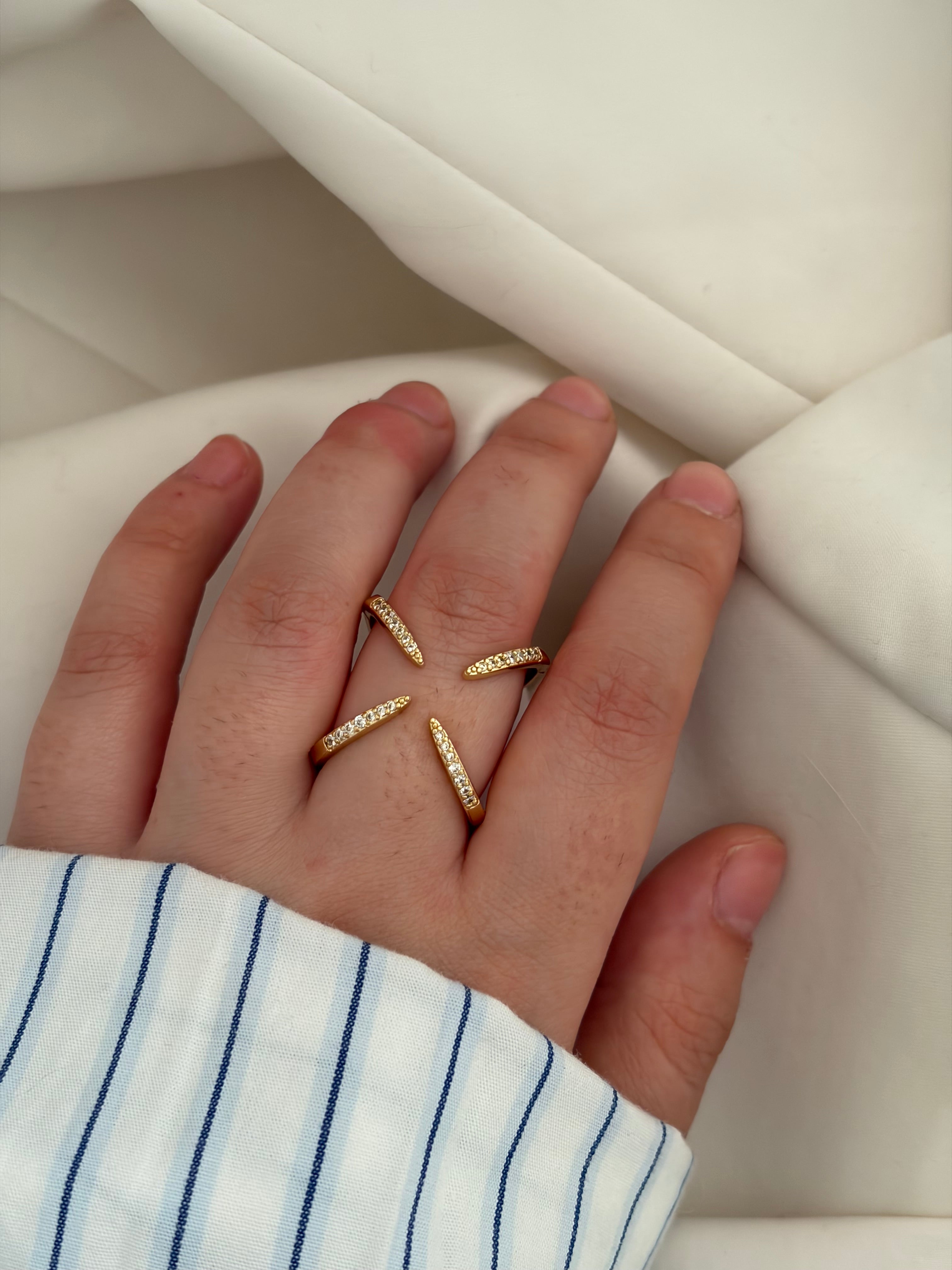 Crisscross ring