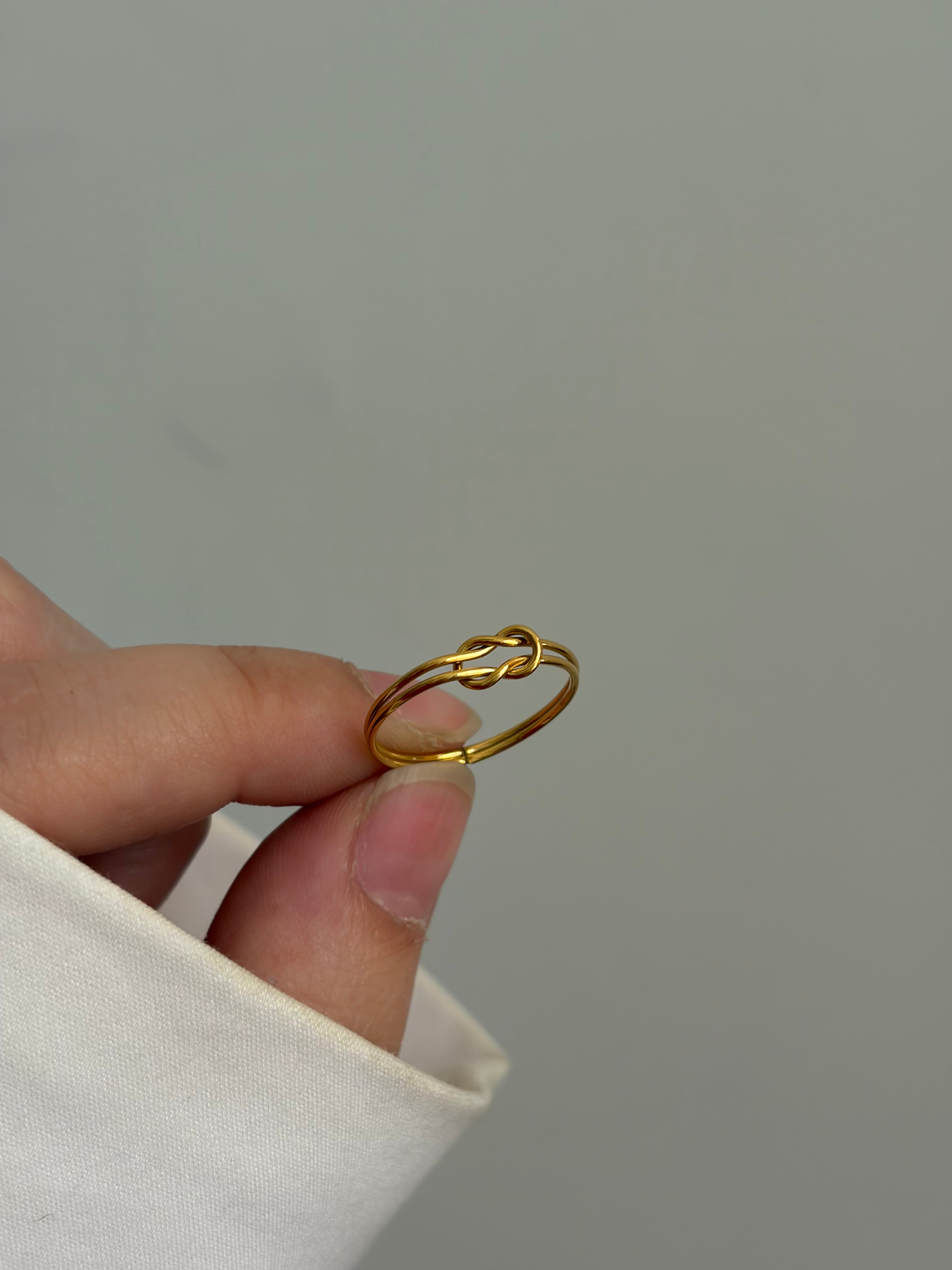 Double knot ring