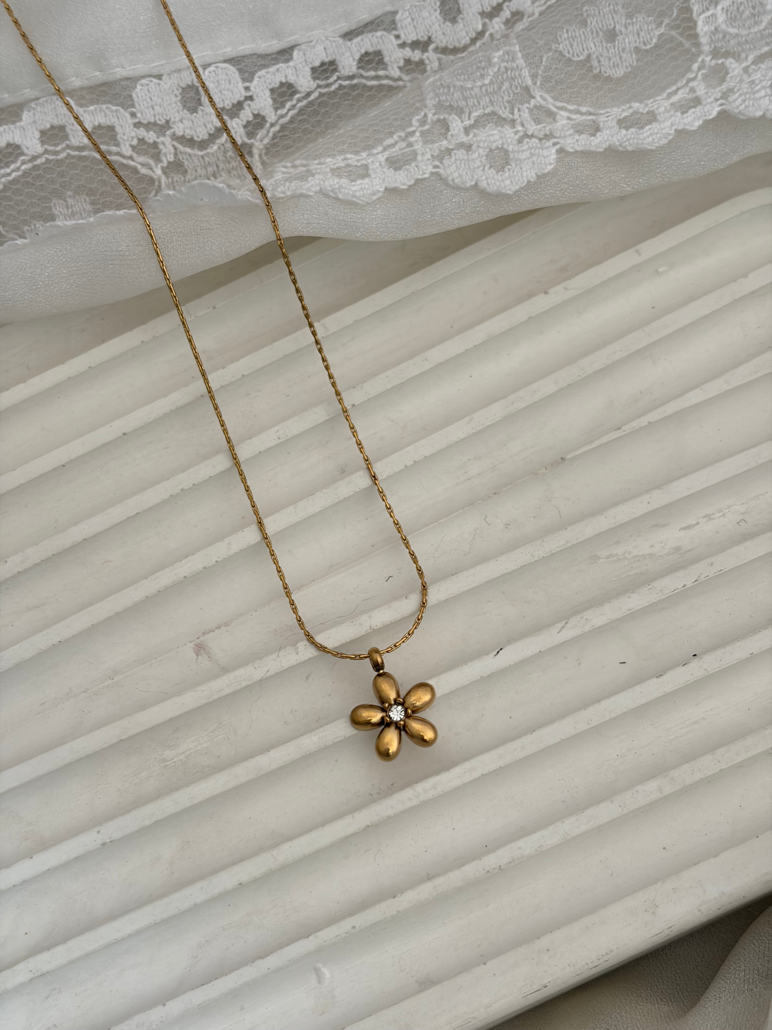 Daisy necklace