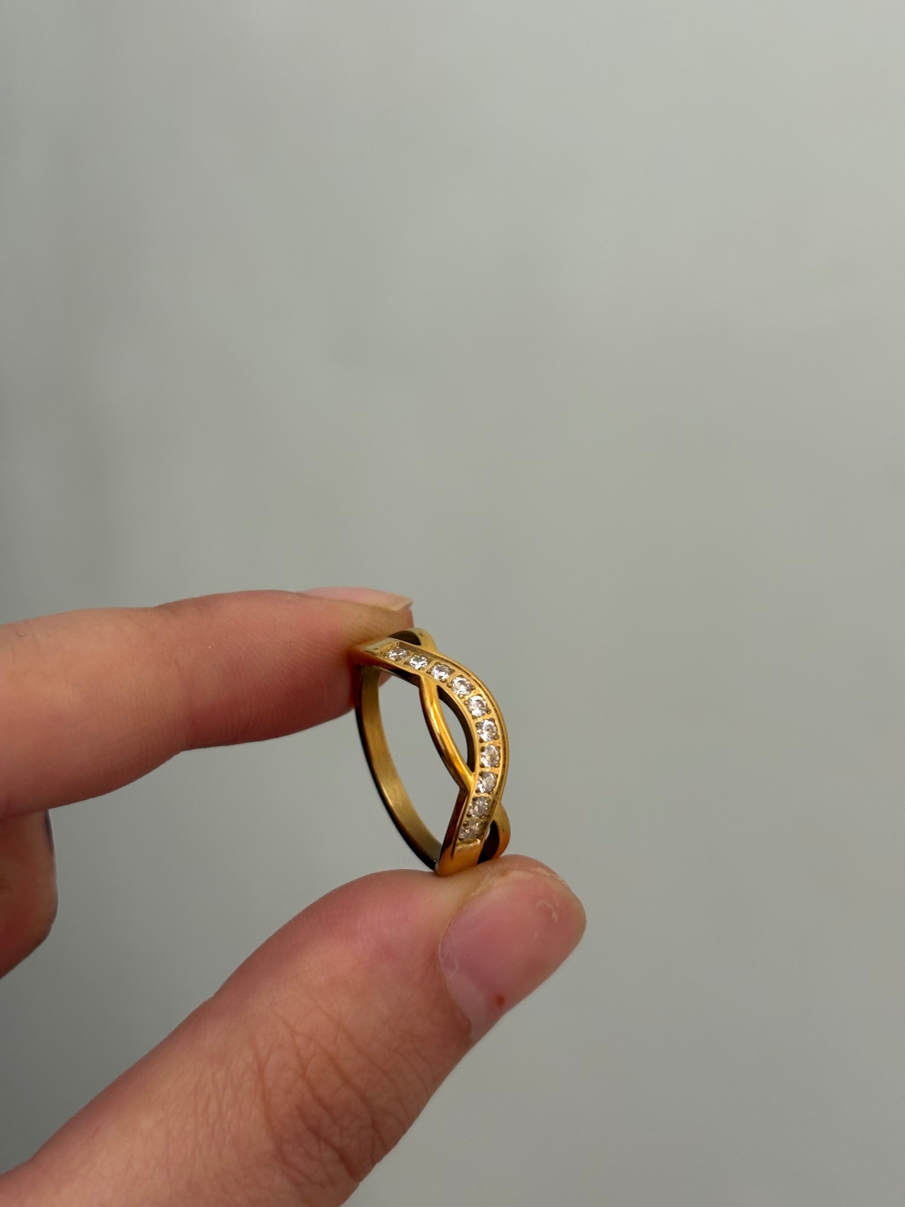 Curvy ring