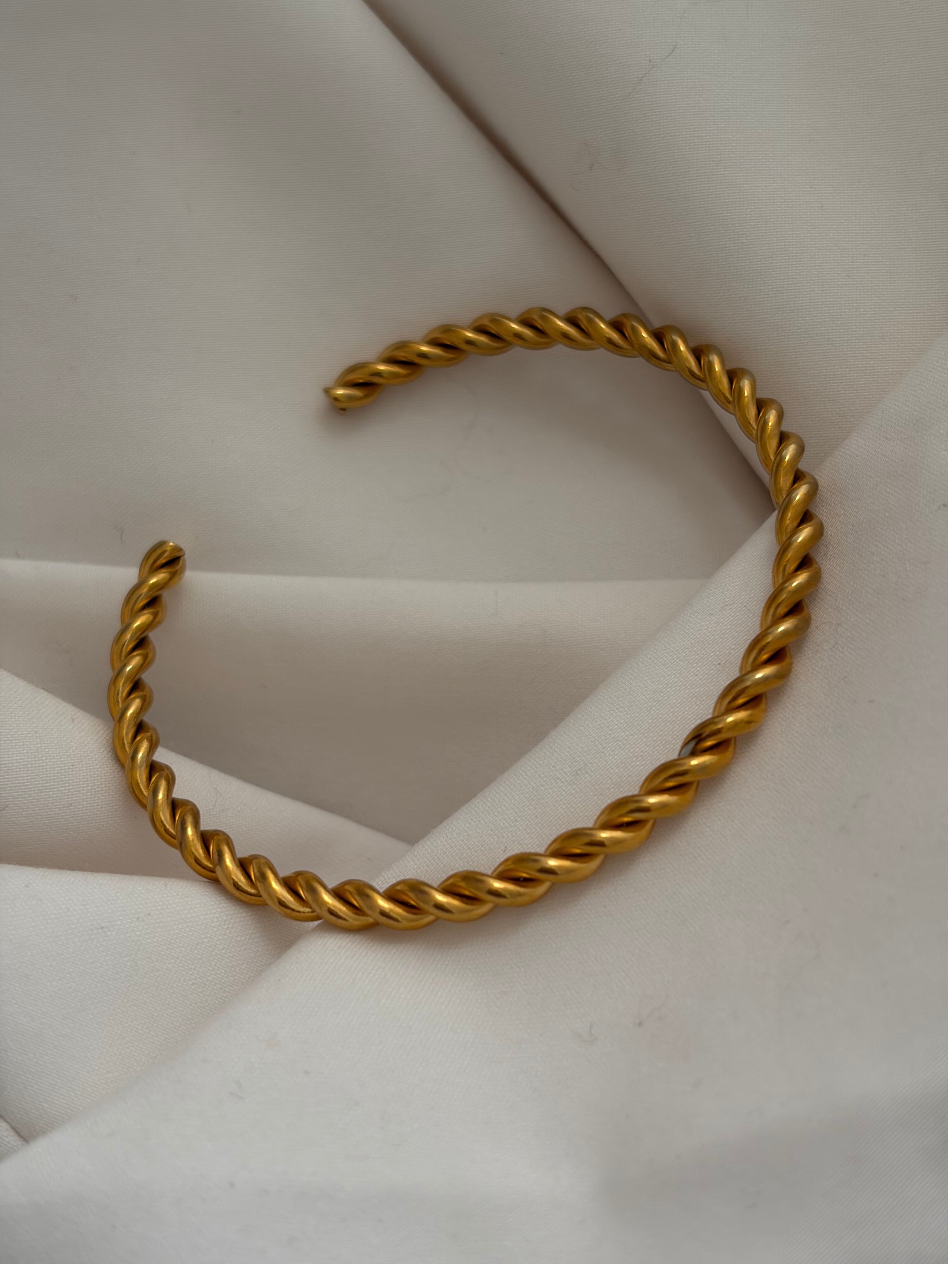 Swirl cuff