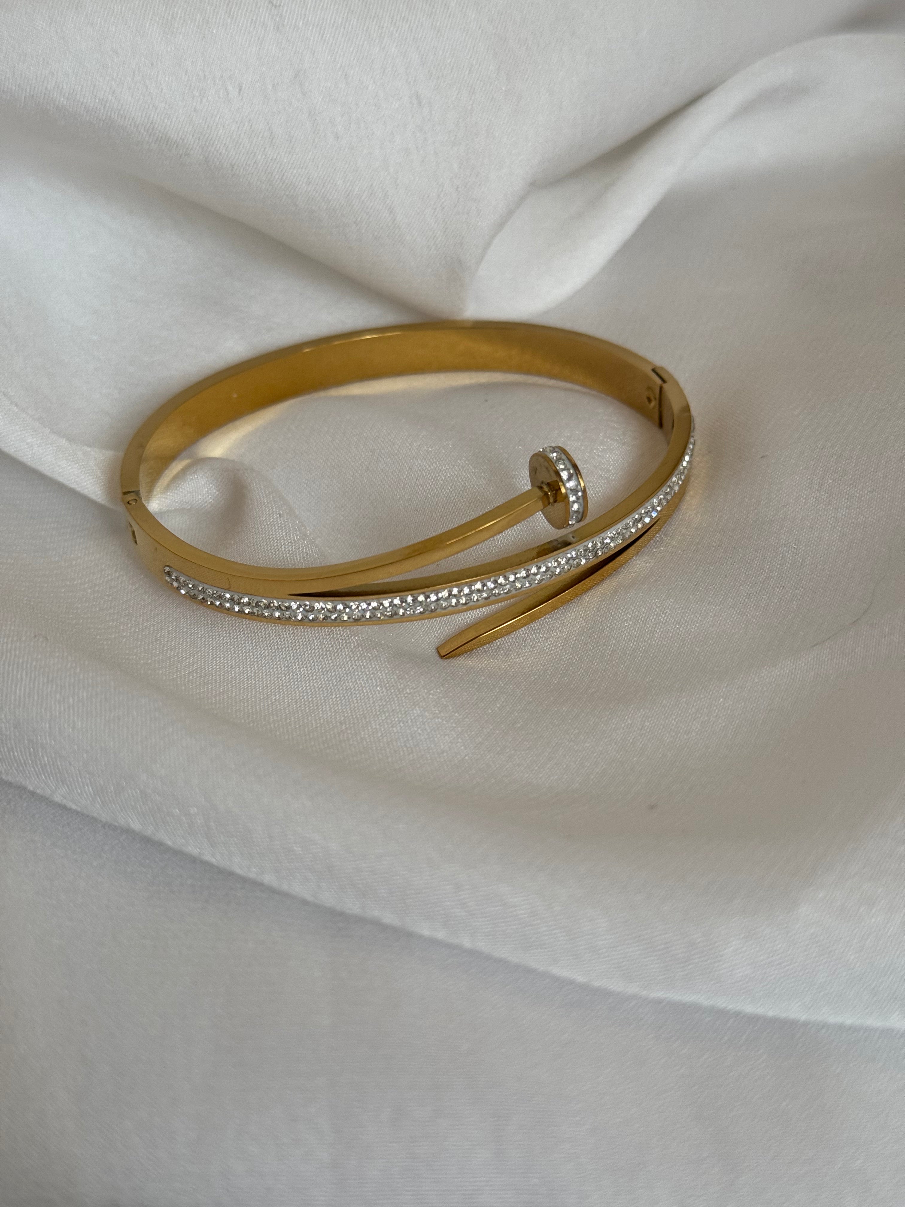 Nail solitaire bracelet