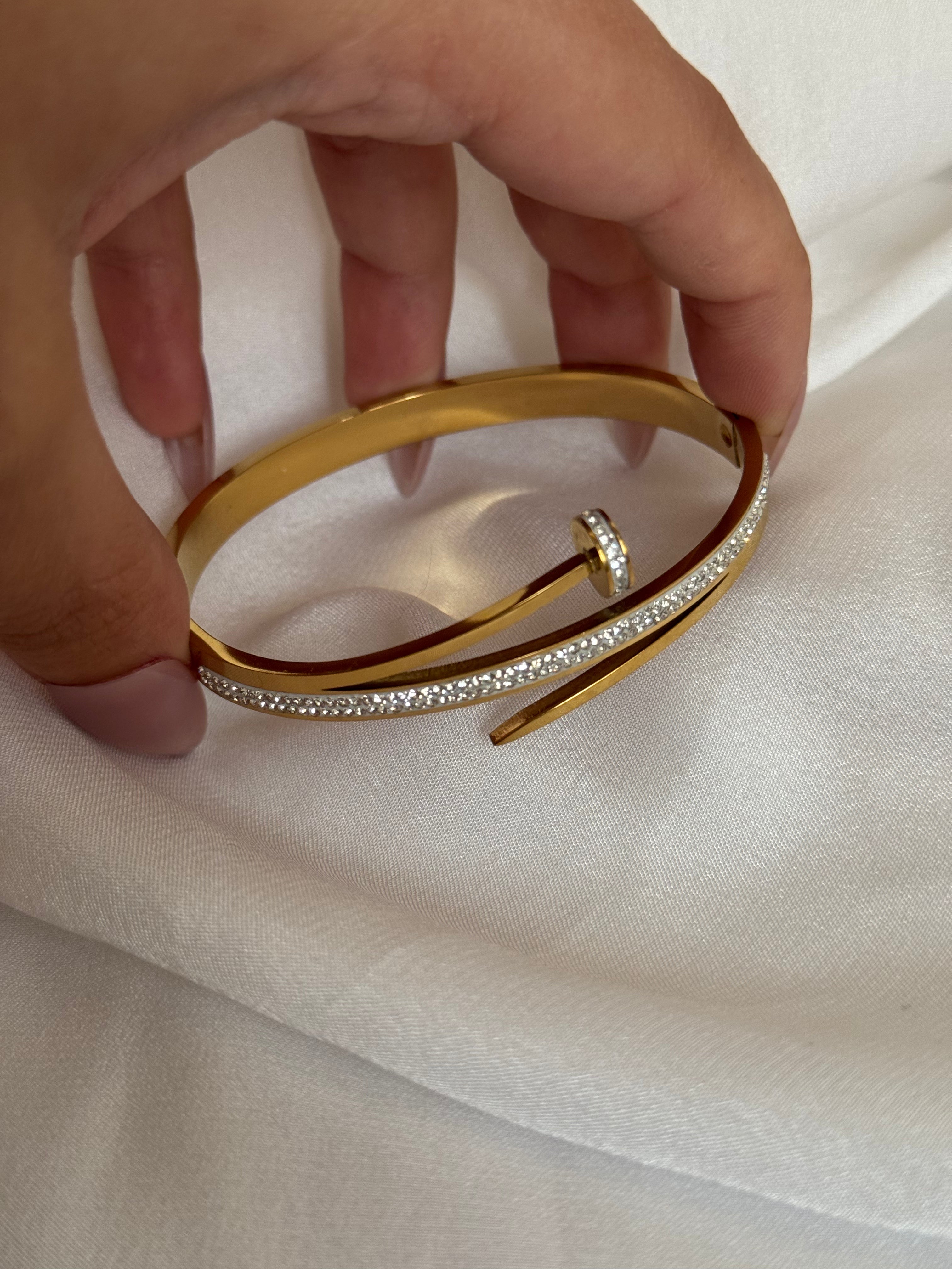 Nail solitaire bracelet