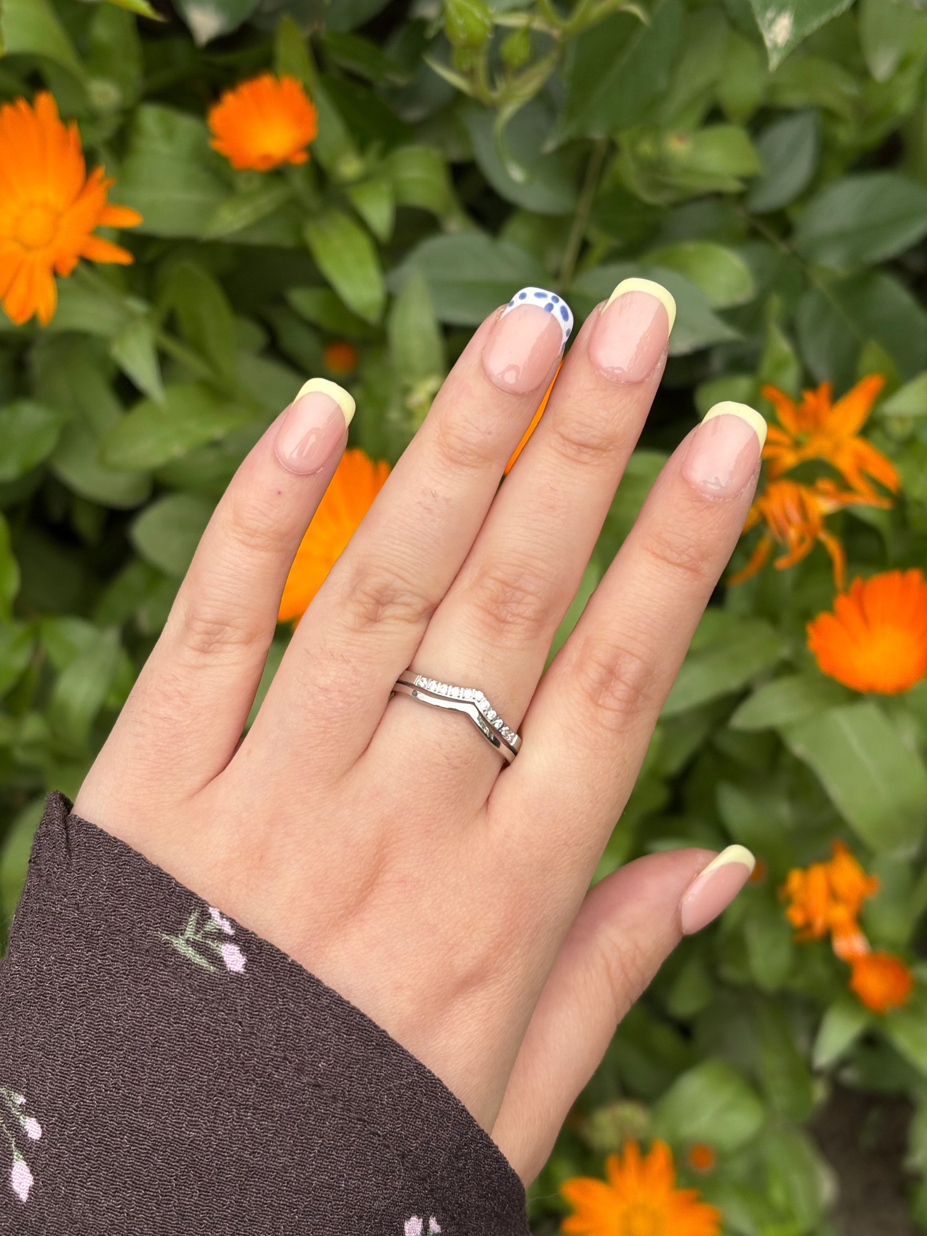 Dainty v ring