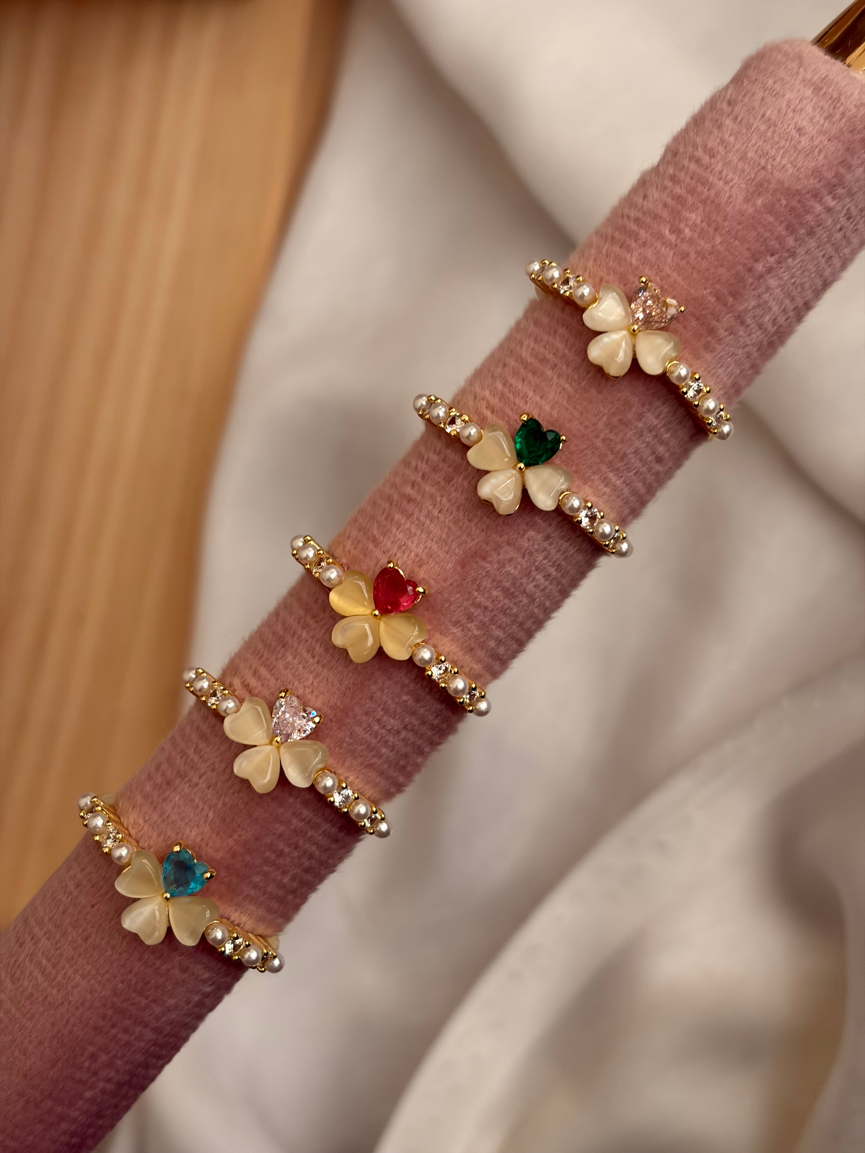 Clovia ring