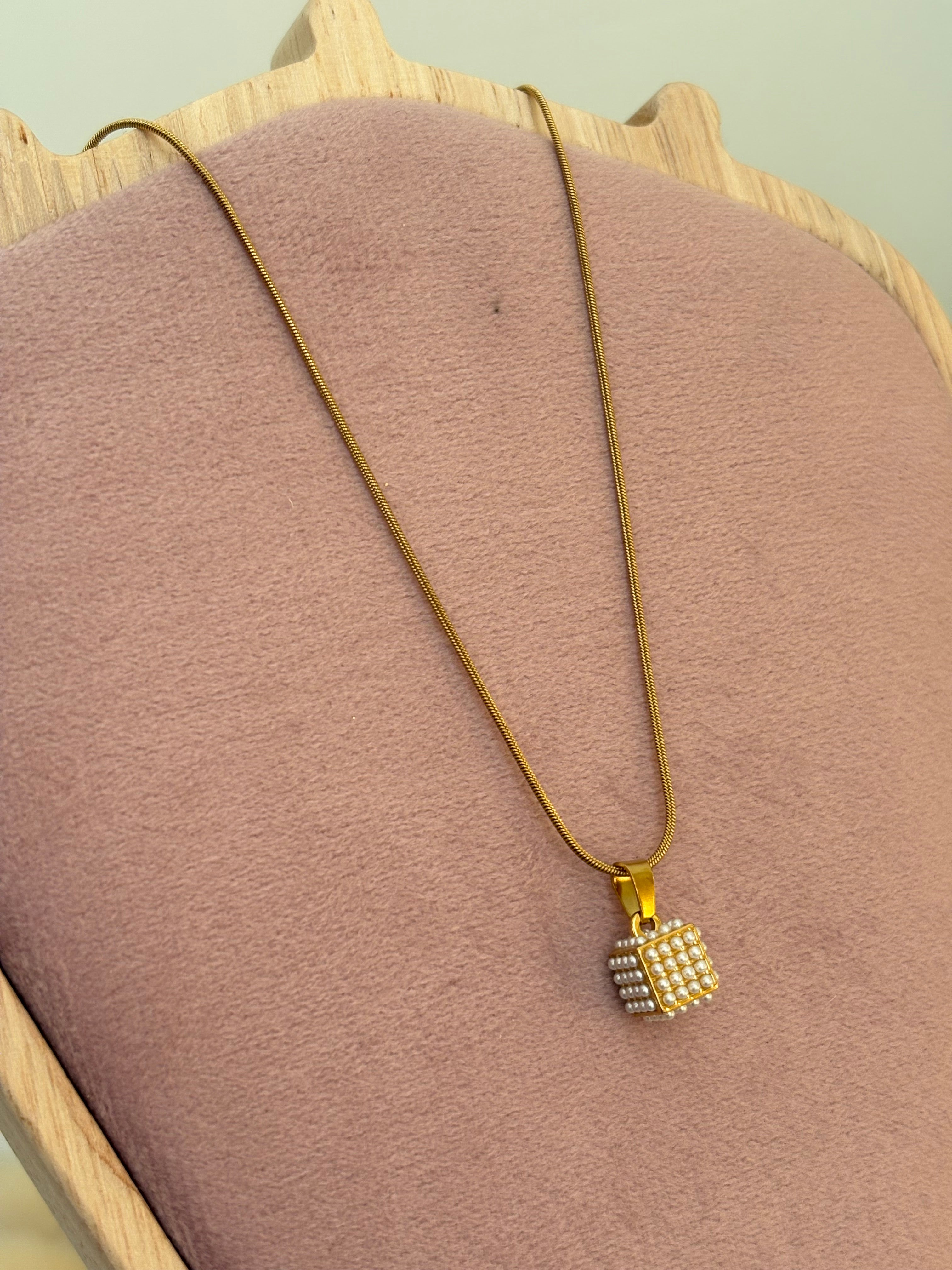 Pearl square necklace