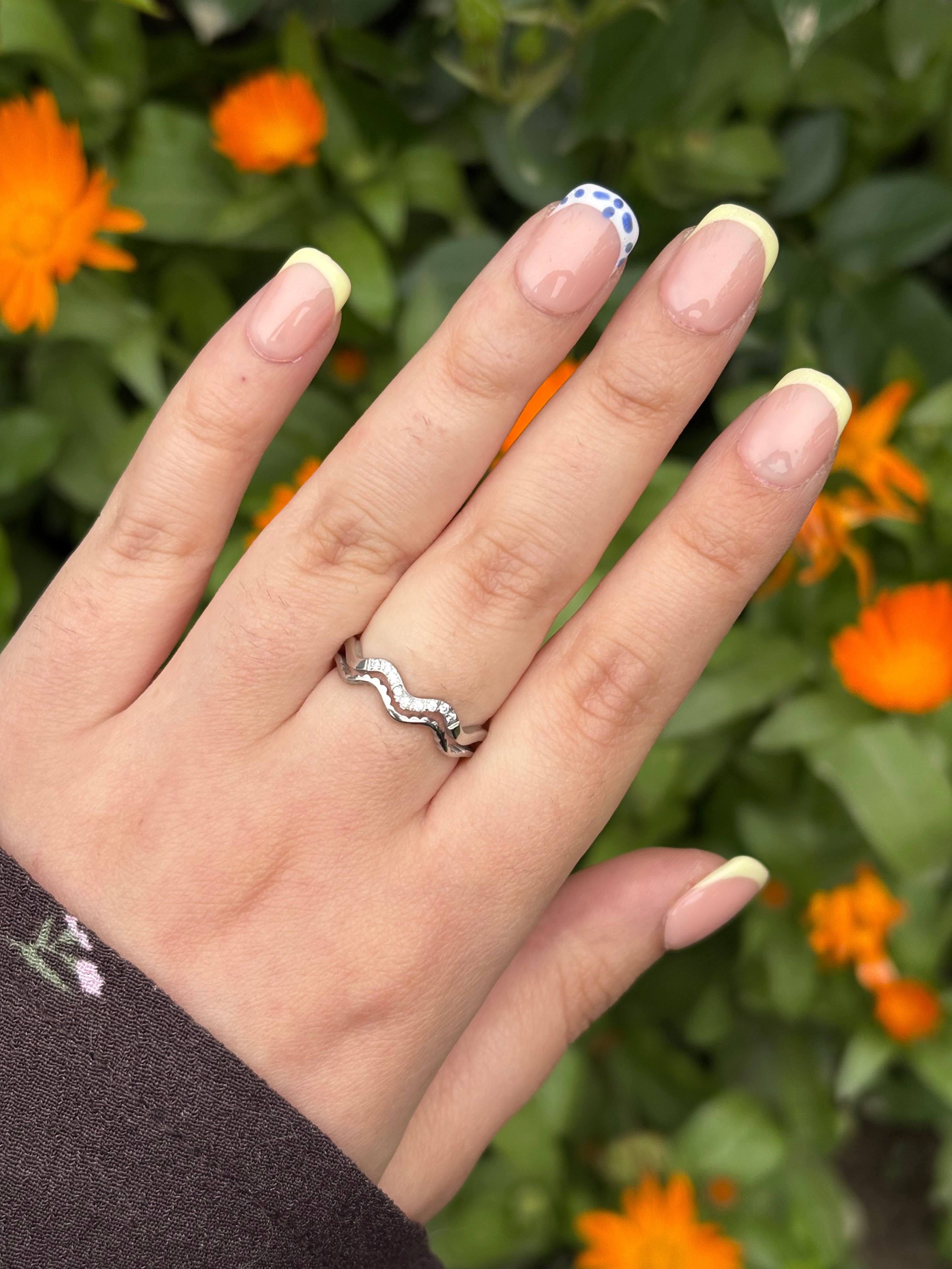 Wavy ring