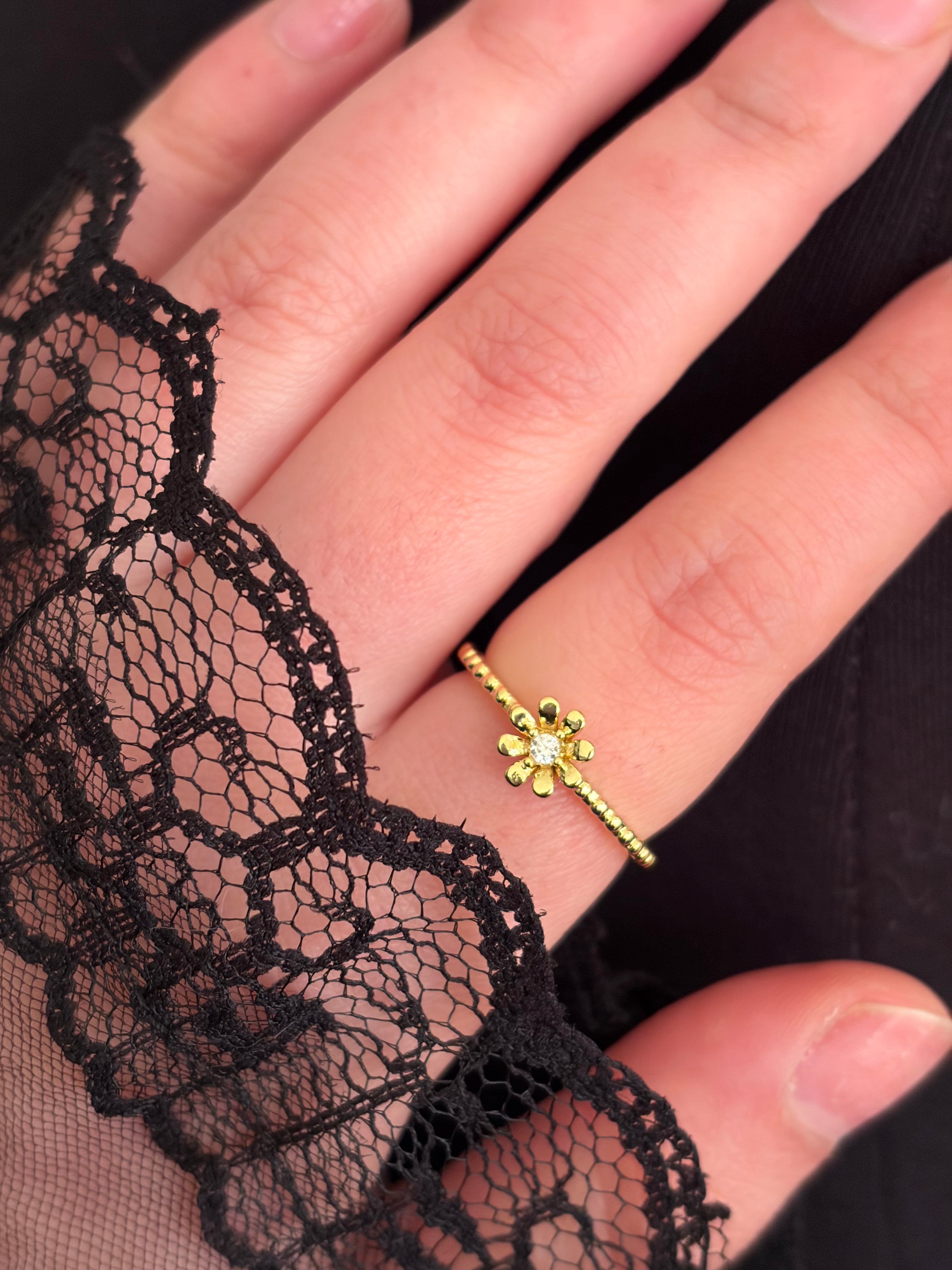 Dainty daisy ring