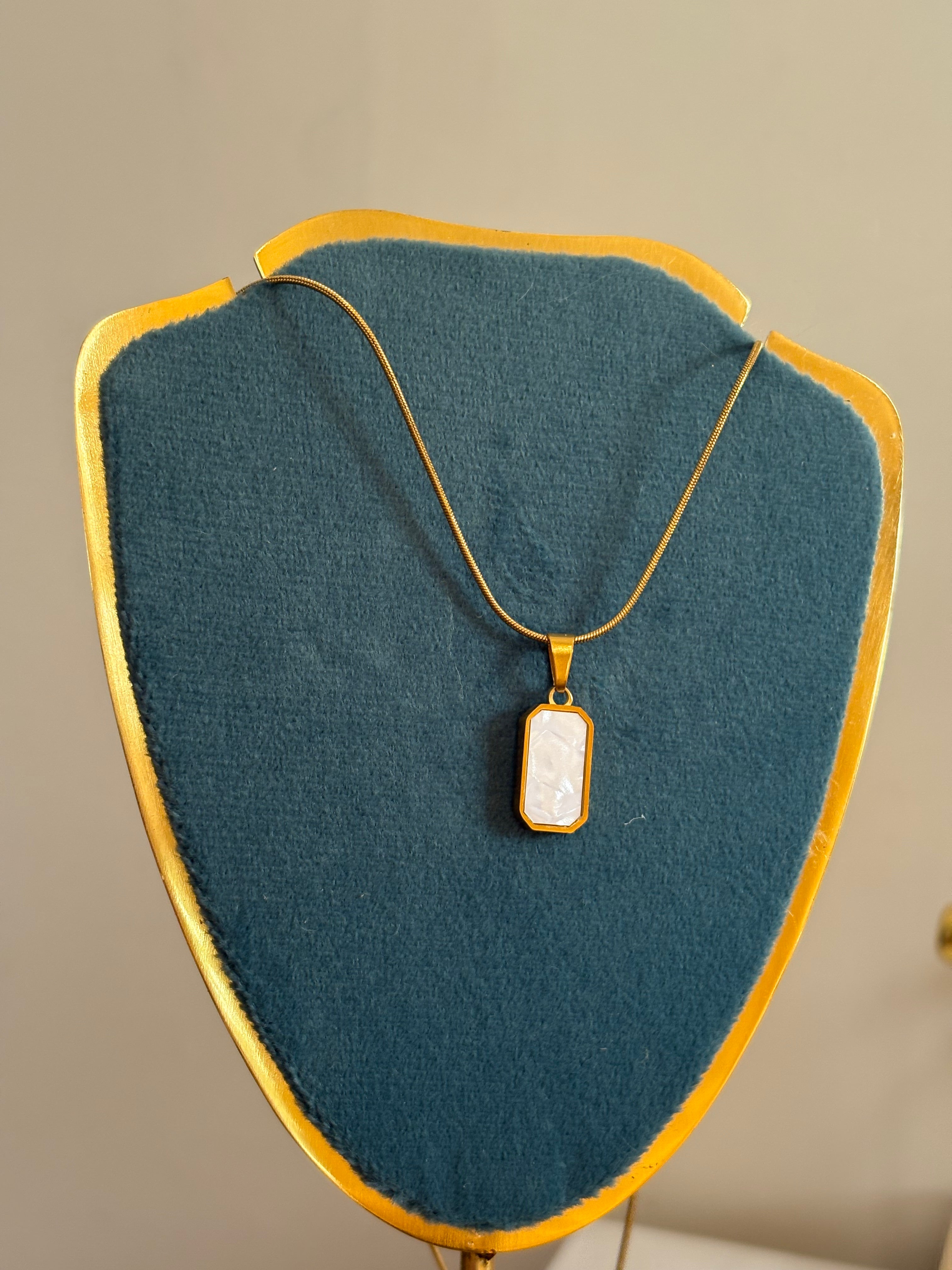 Reversible necklace