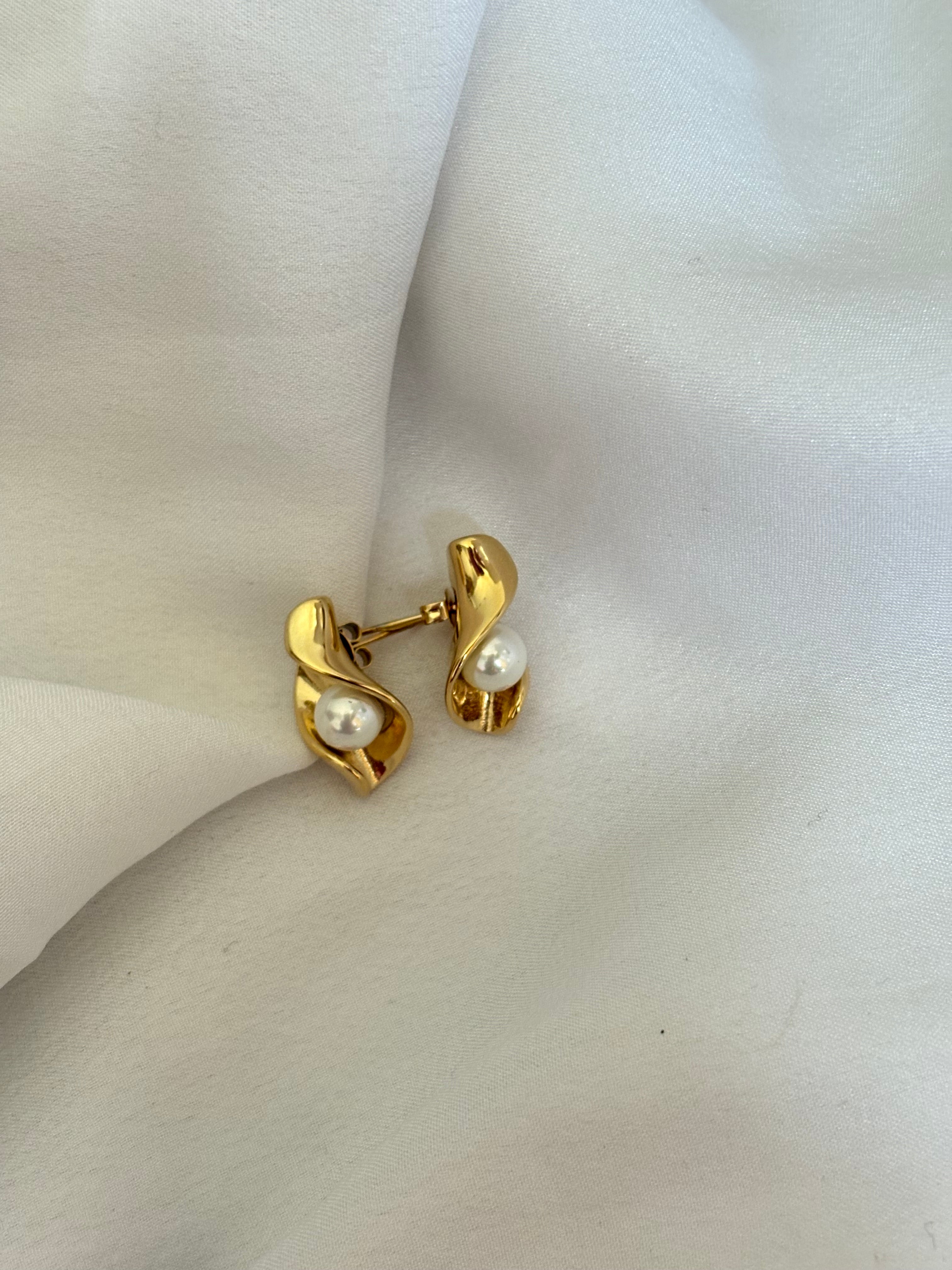Pearl earring
