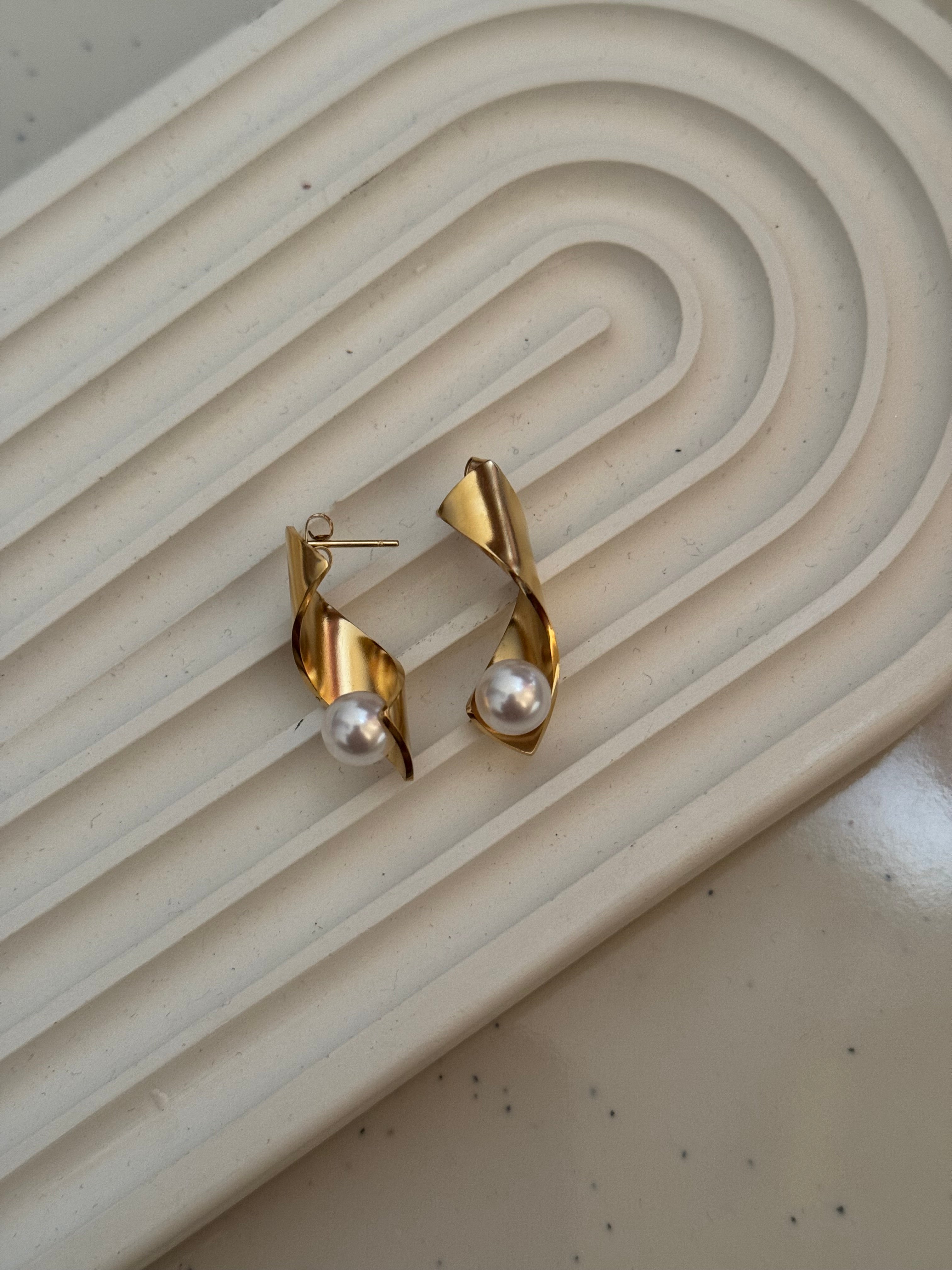 Swirl pearl earrings