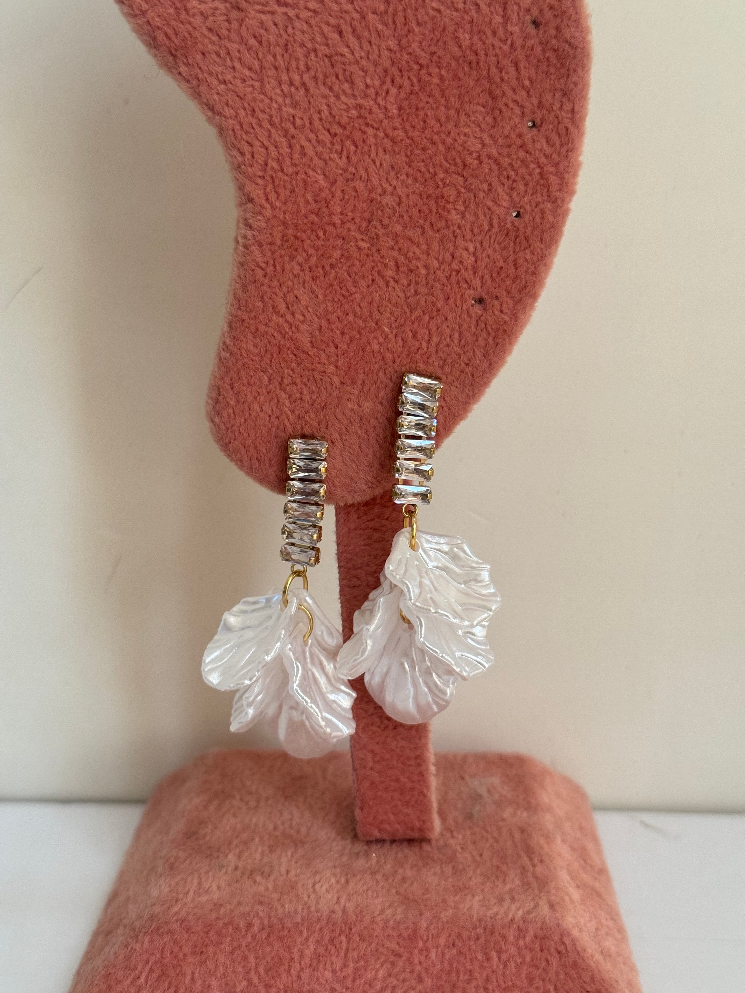 Rhinestone shell earring