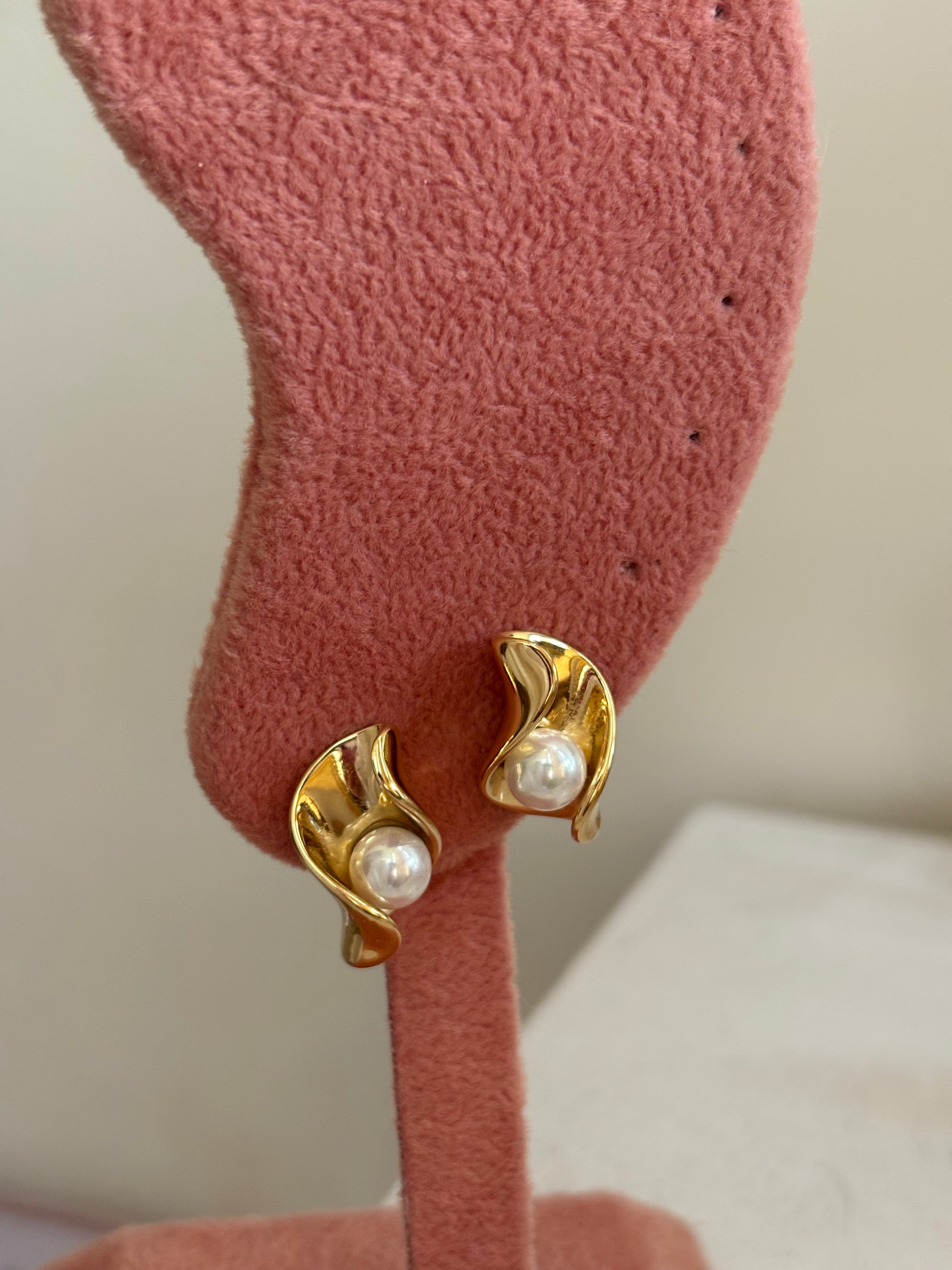 Pearl earring