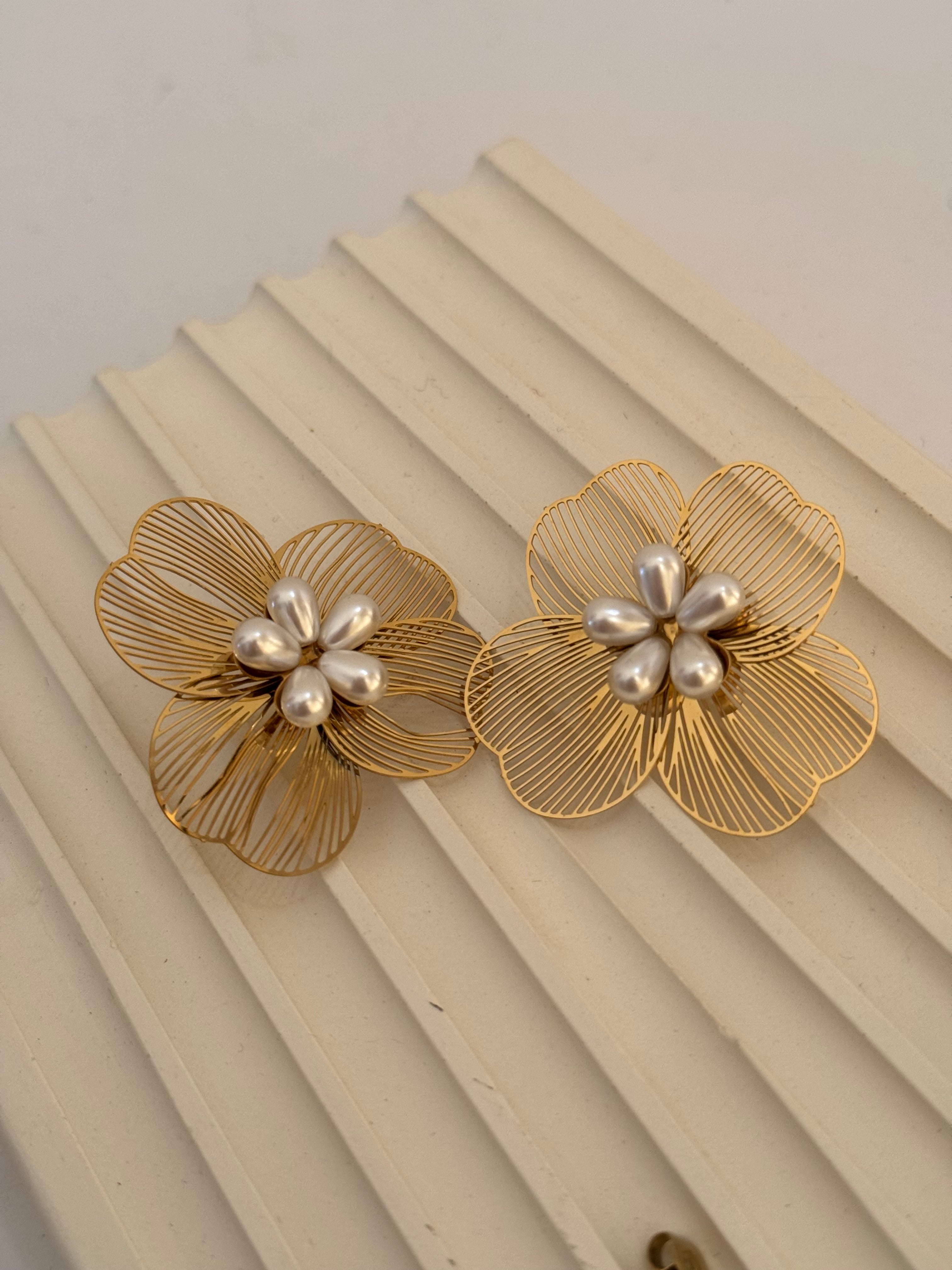 Flora pearl earrings