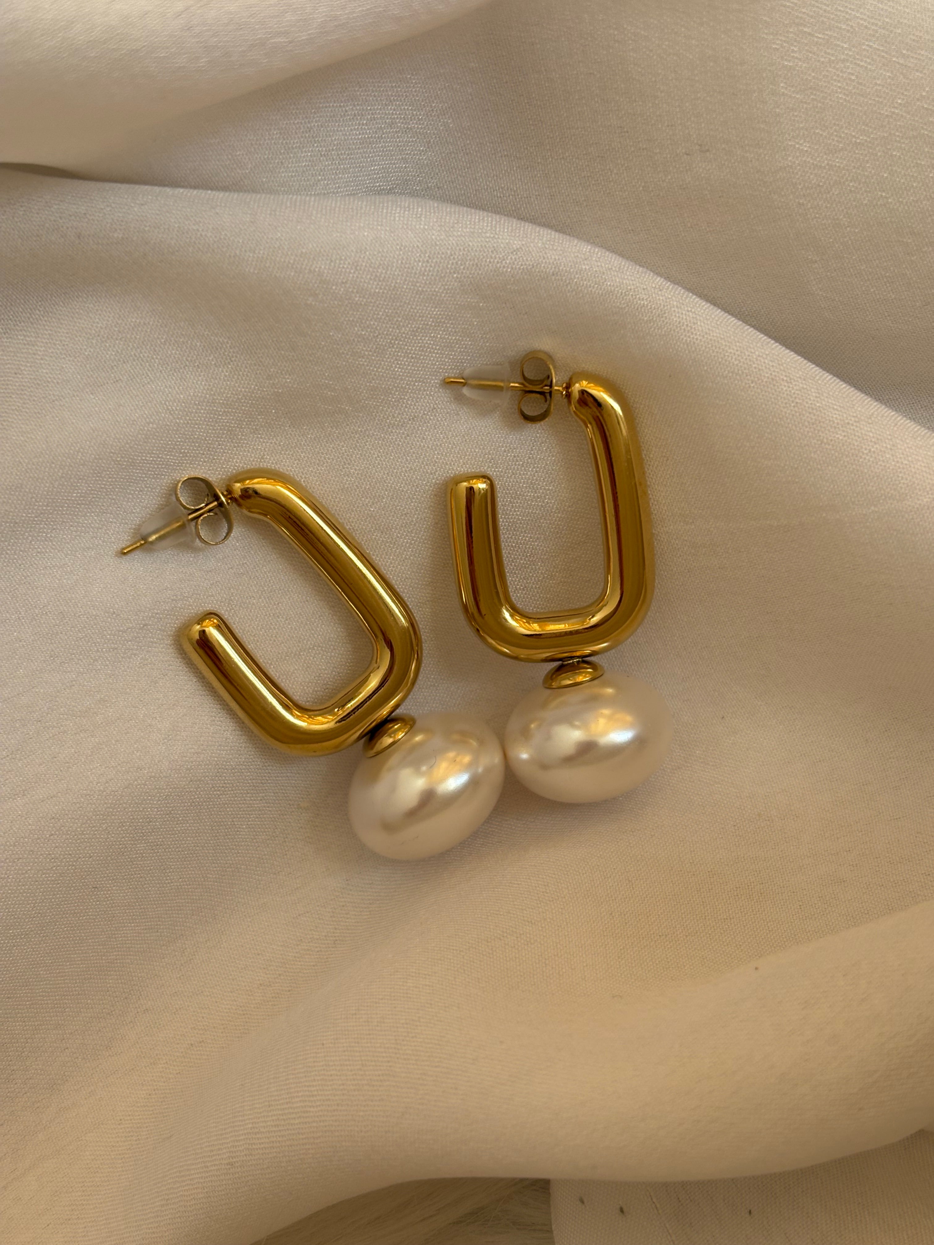 Pearl earring