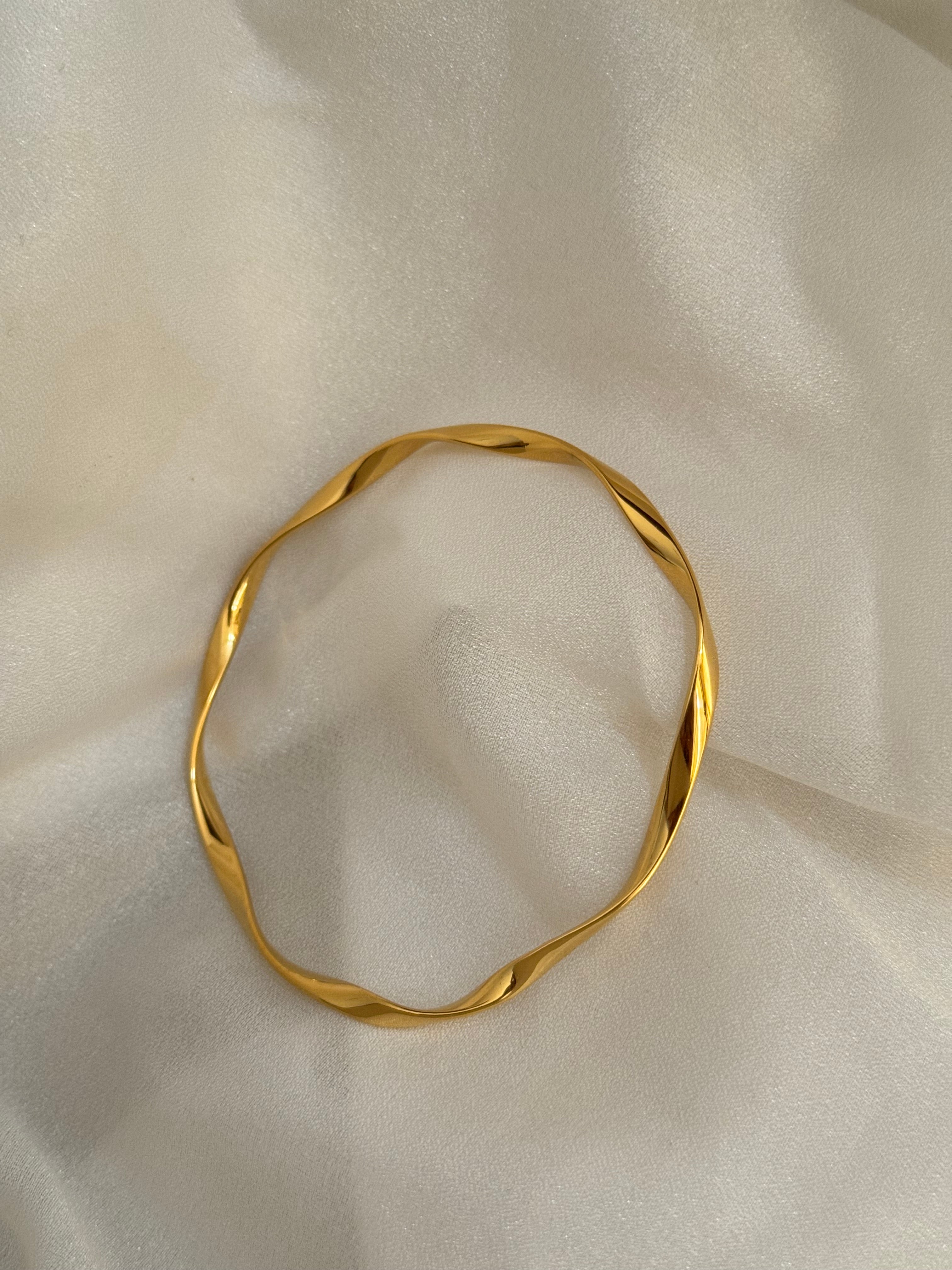 Minimal bangle