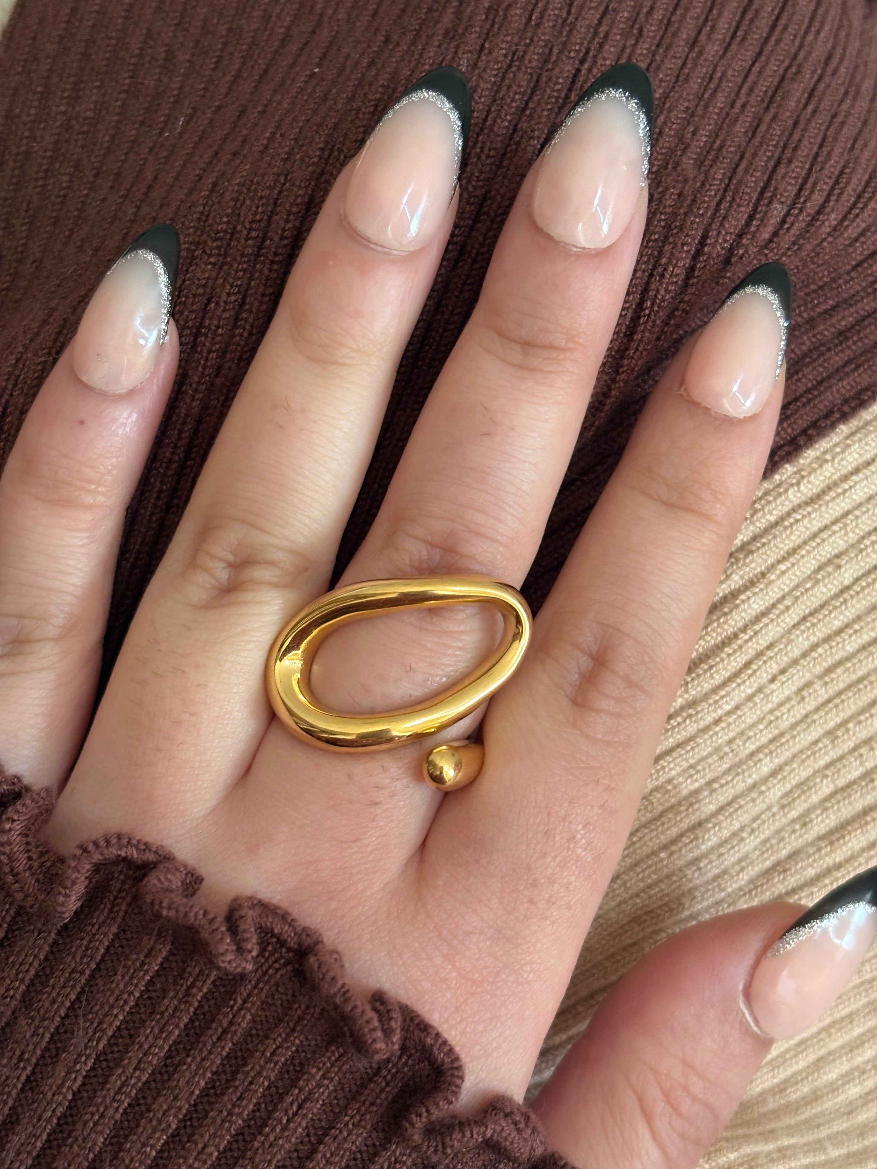 Bizz ring