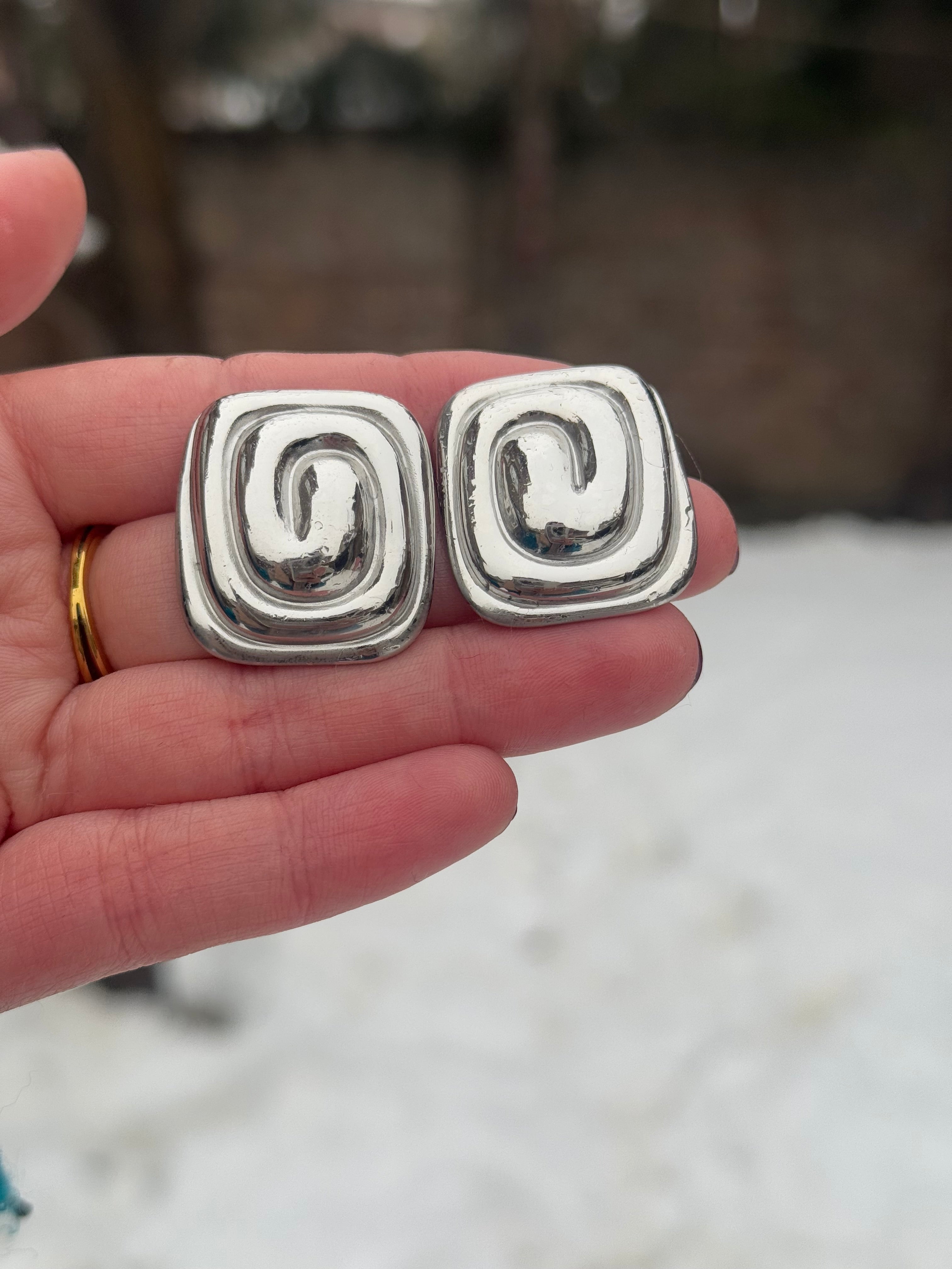 Swirl square earring