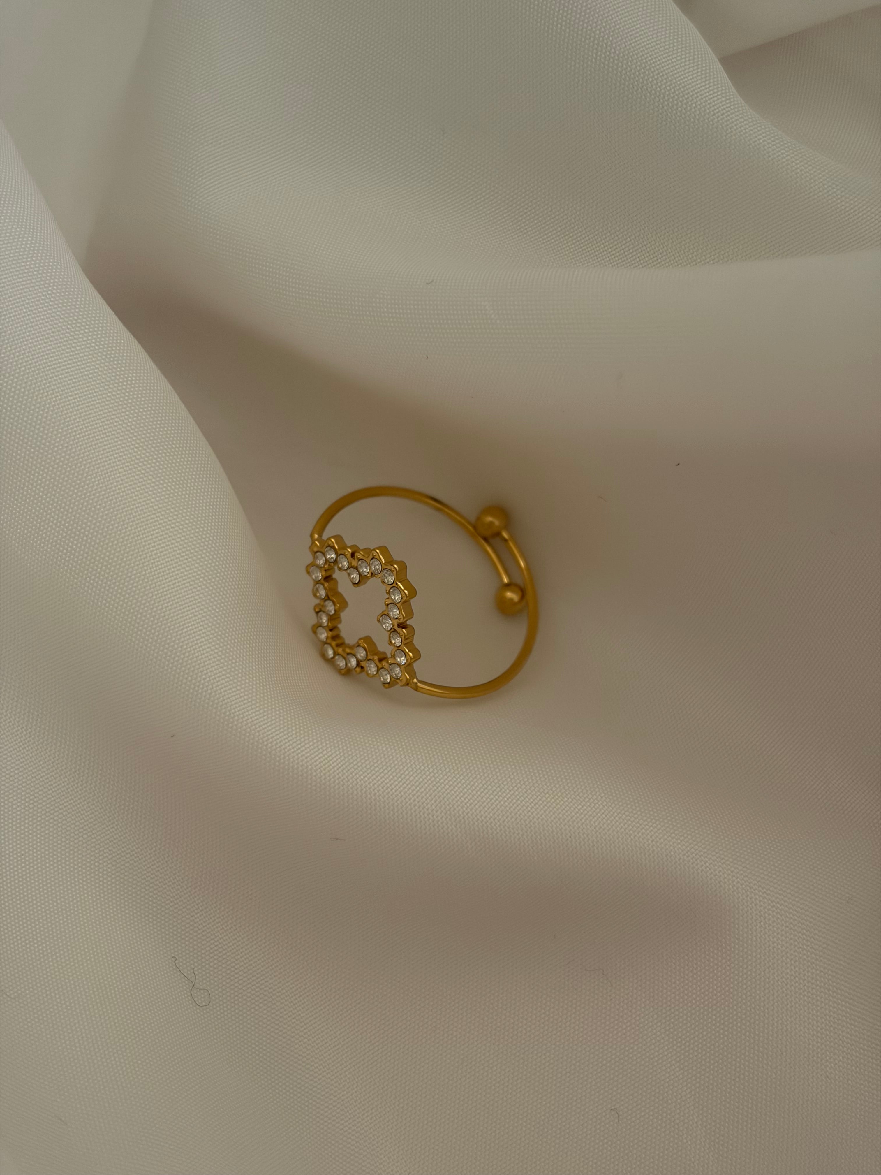 Clover studded ring