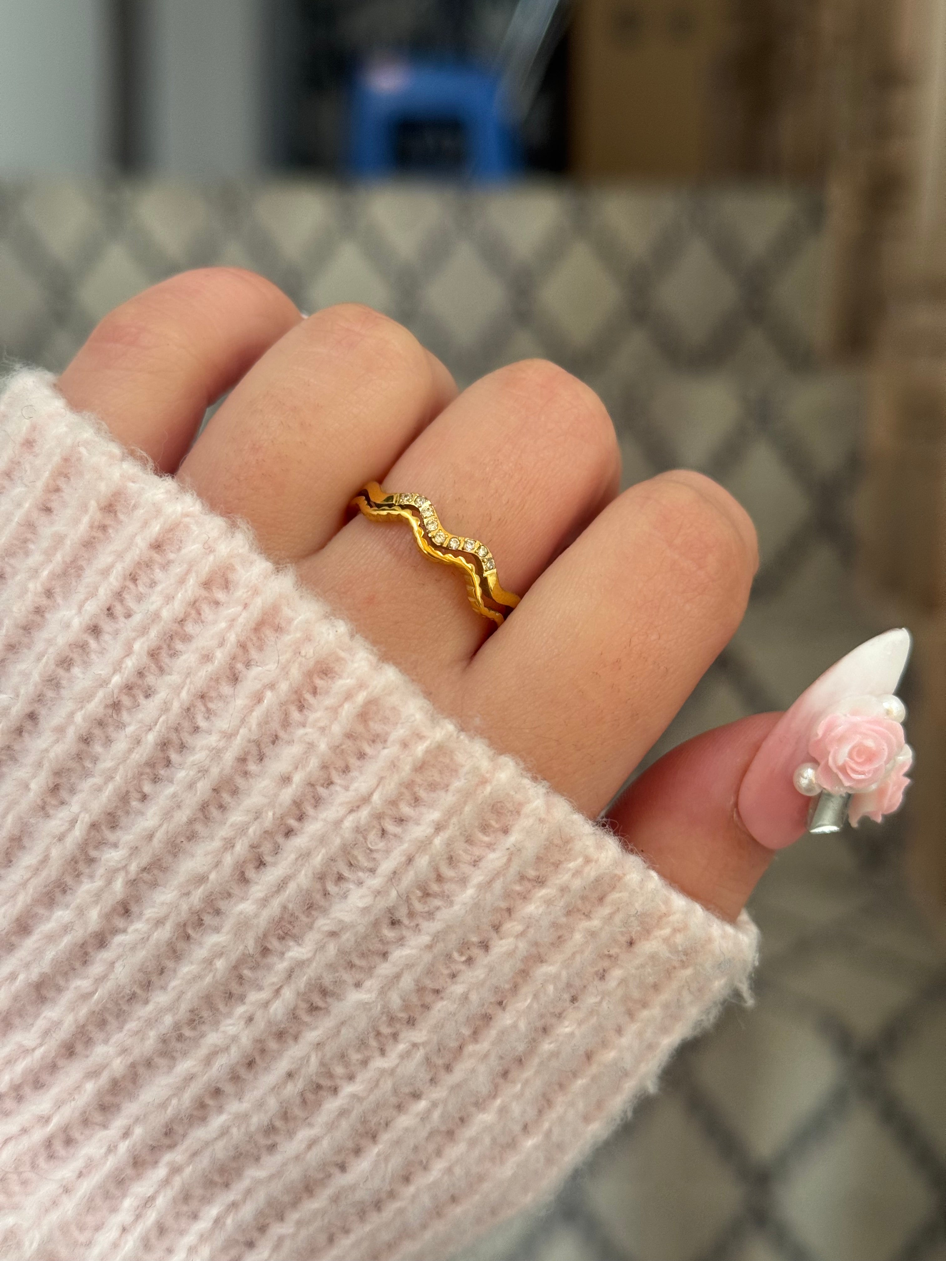 Wavy ring