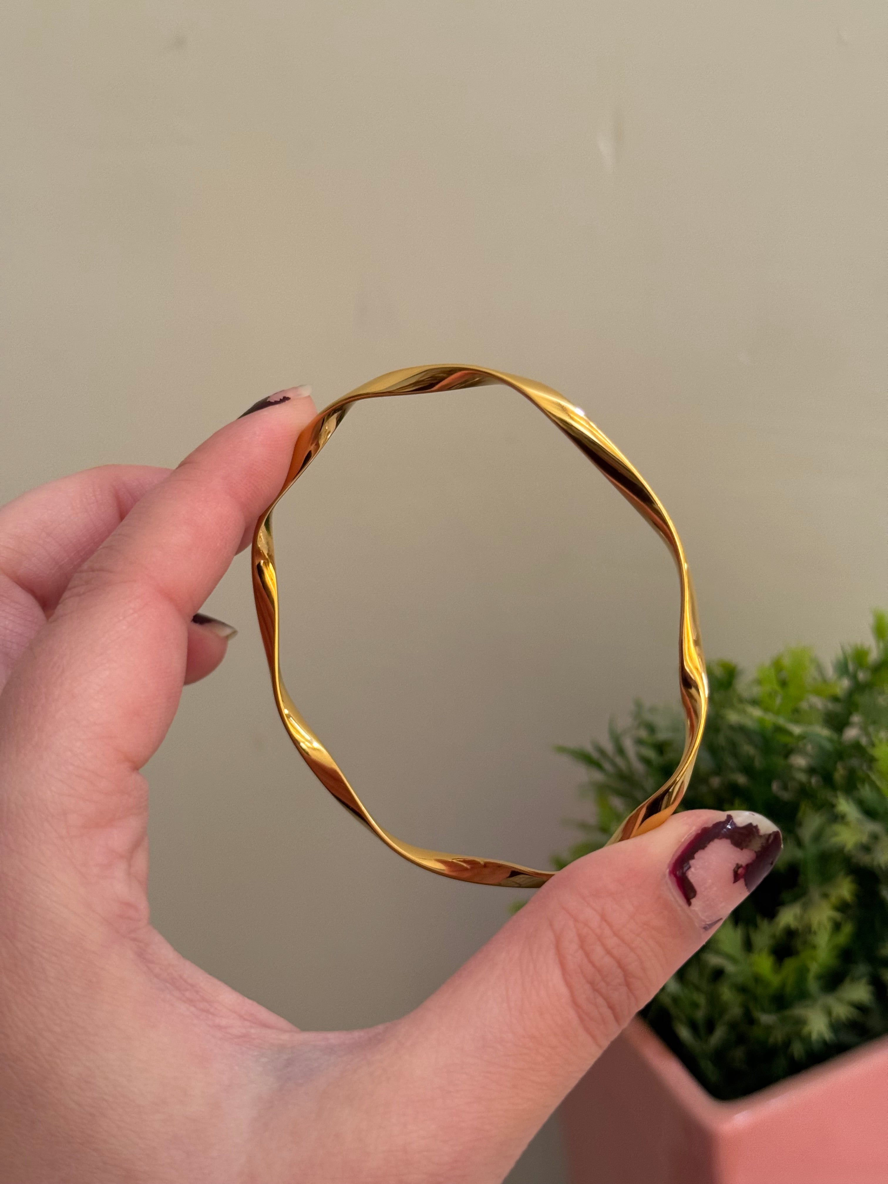 Minimal bangle