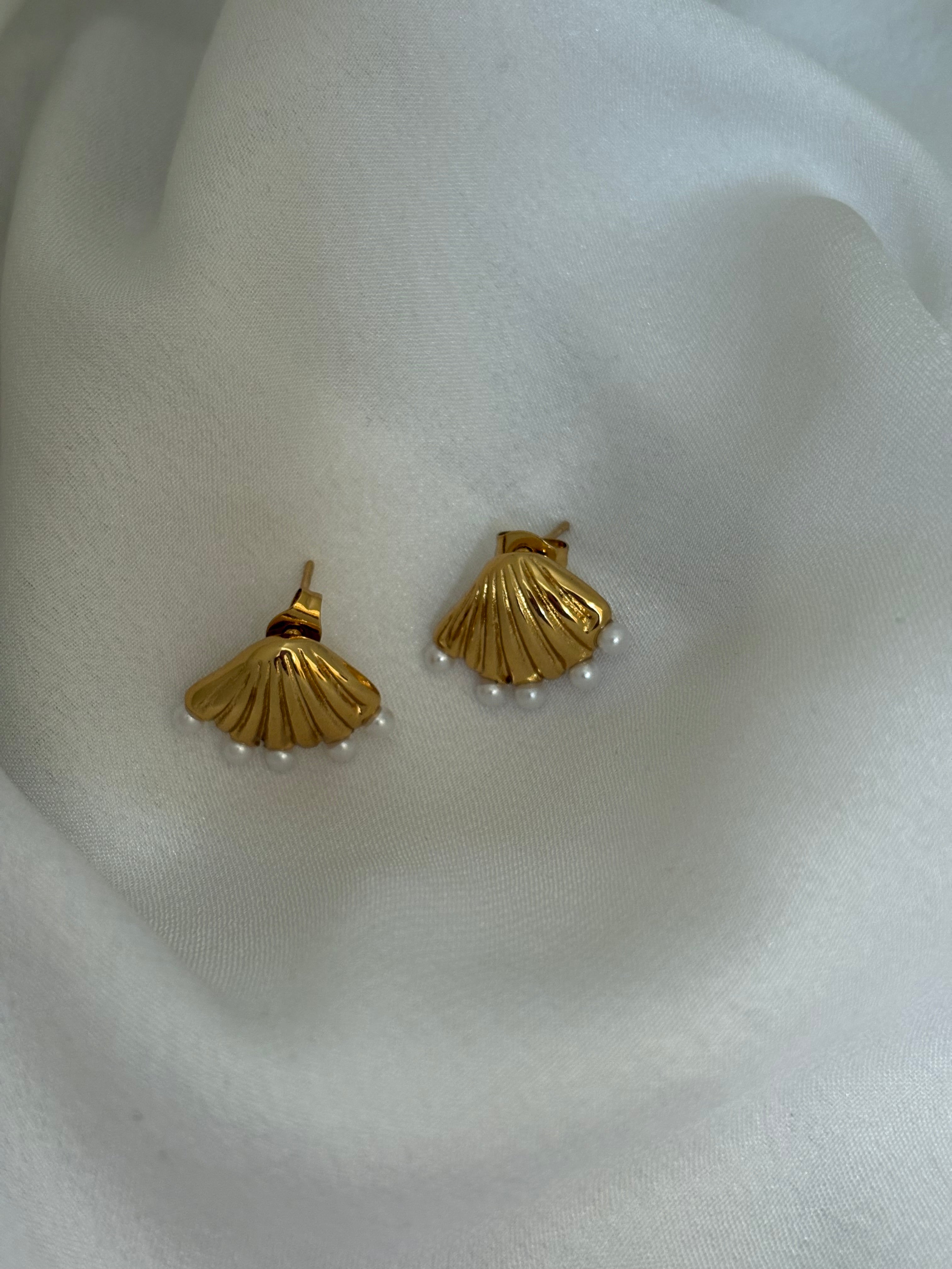 Shell pearl stud