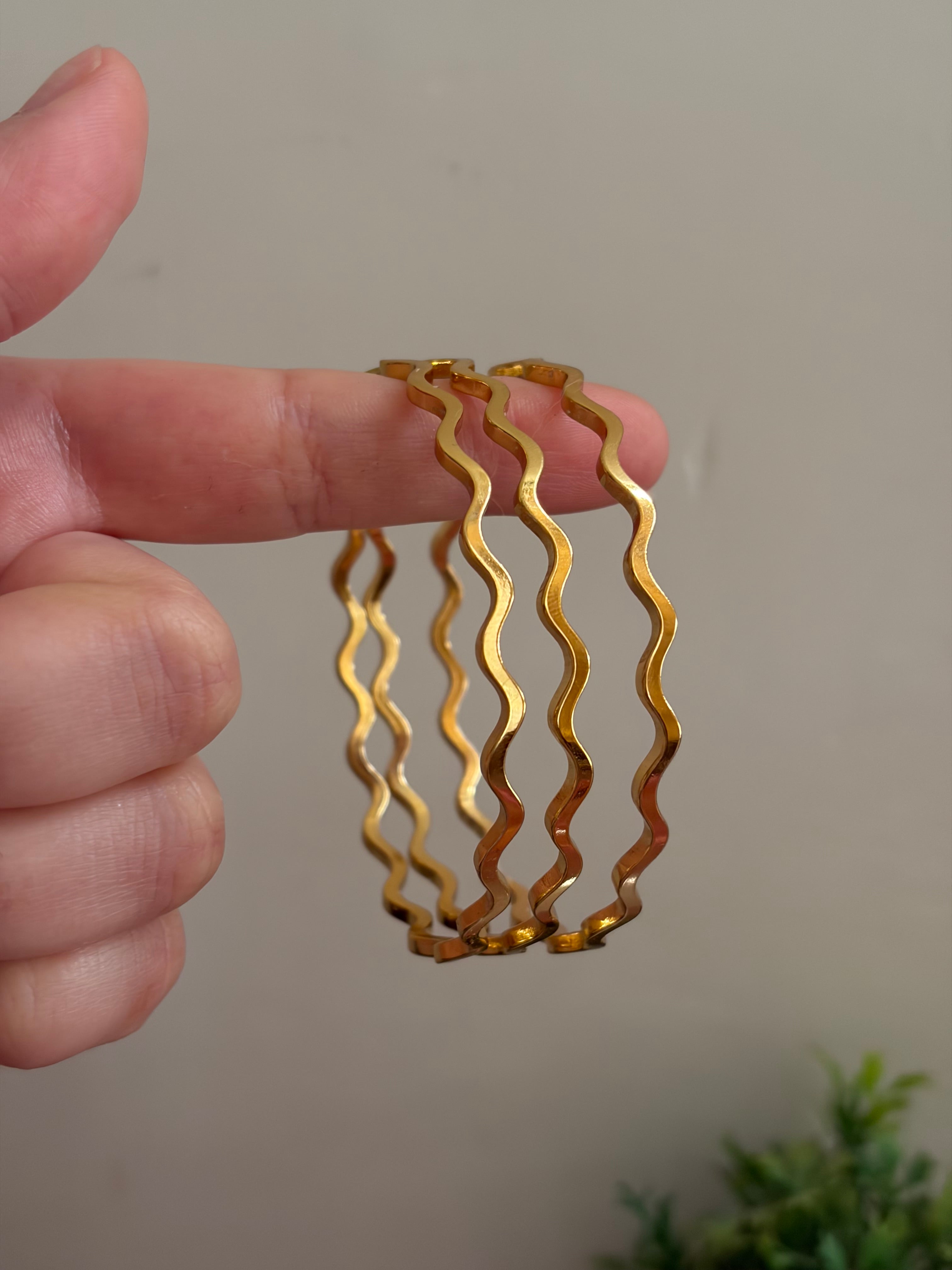 Wavy bangles